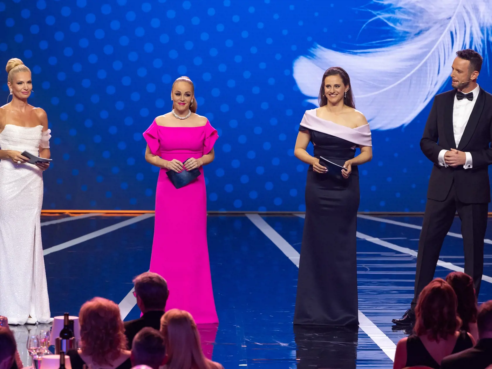 Náročný víkend: Marianna Ďurianová deň predtým moderovala Krištáľové krídlo. Na snímke sú moderátori večera Marianna Ďurianová, Karin Haydu, Danka Barteková a Richard Lintner.