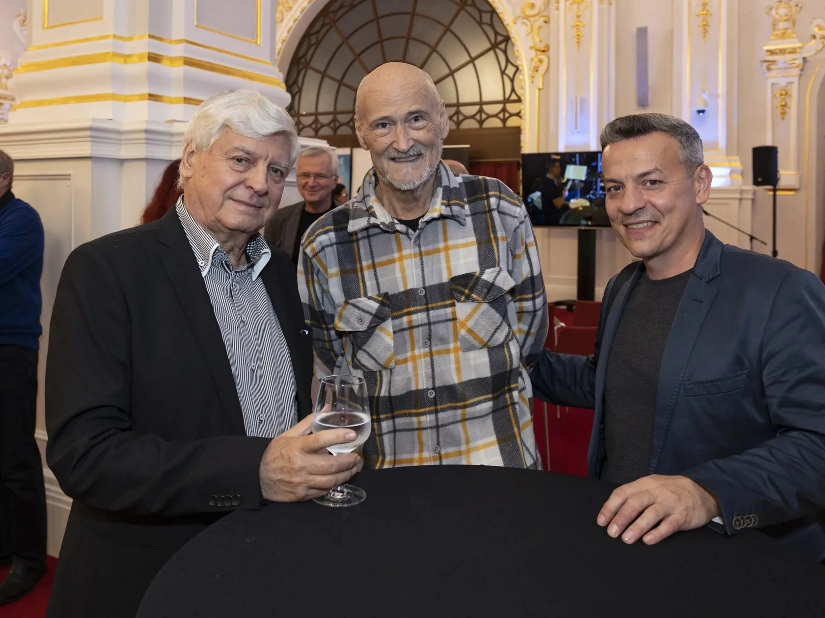 Október 2023: Krst knihy fotografií skupiny Elán v priestoroch Stĺpovej sieňe Slovenskej filharmónie v Bratislave.  Na snímke zľava je textár Ľuboš Zeman a bubeníci Ľubomír Stankovský a Štefan Bugala.