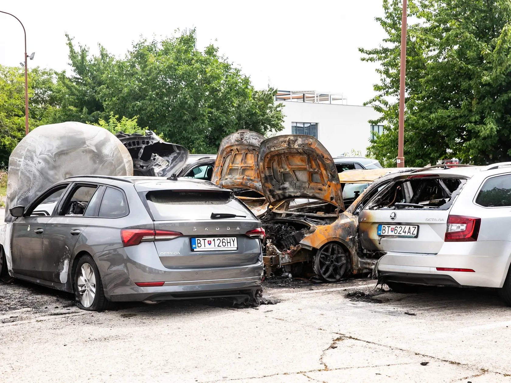 Tragický incident na gymnáziu a podpálené autá na Pestovateľskéj ulici.