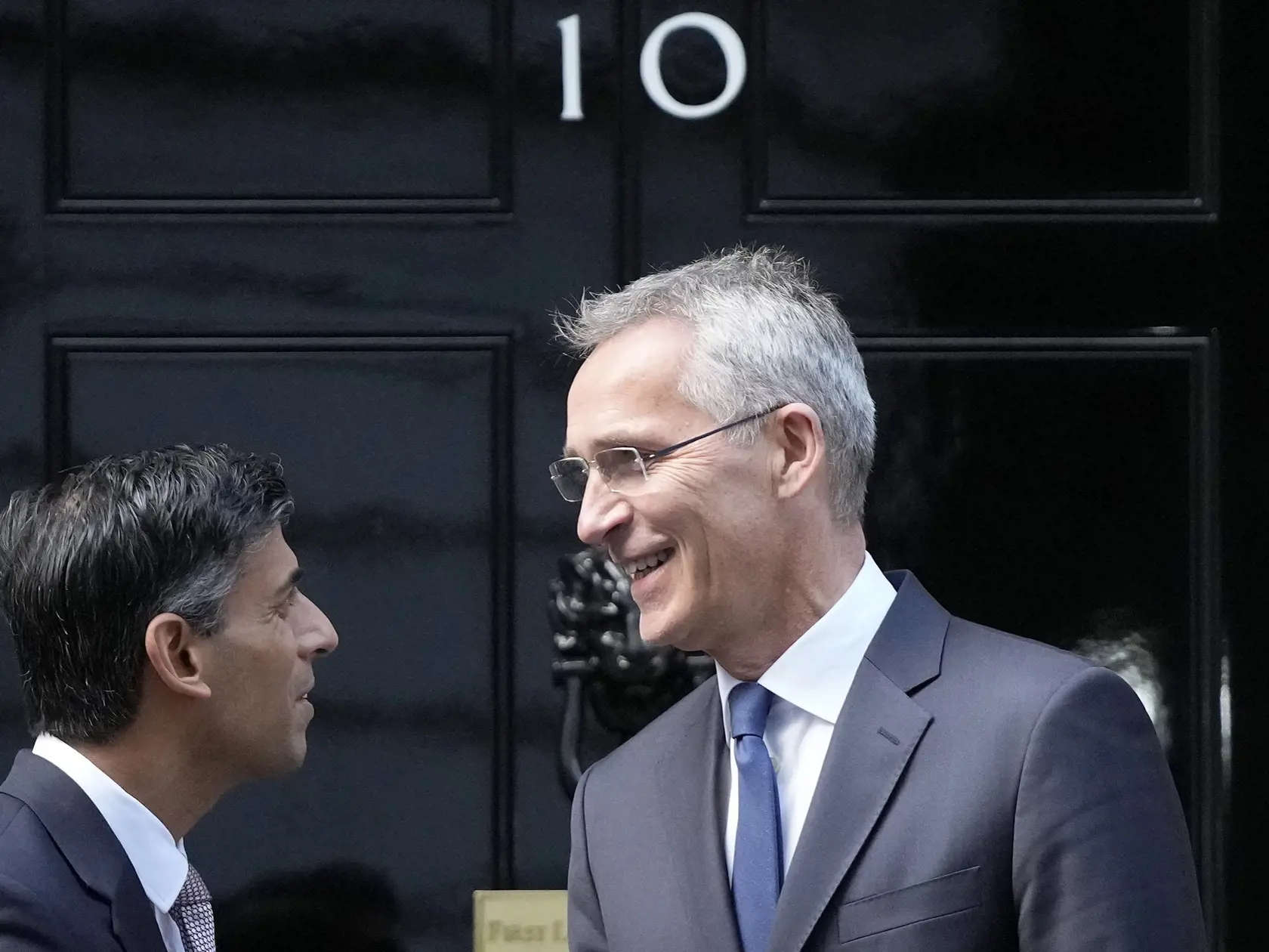 Britský premiér Rishi Sunak (vľavo) víta generálneho tajomníka NATO Jensa Stoltenberga pred ich stretnutím na Downing Street 10 v Londýne 9. novembra 2022.