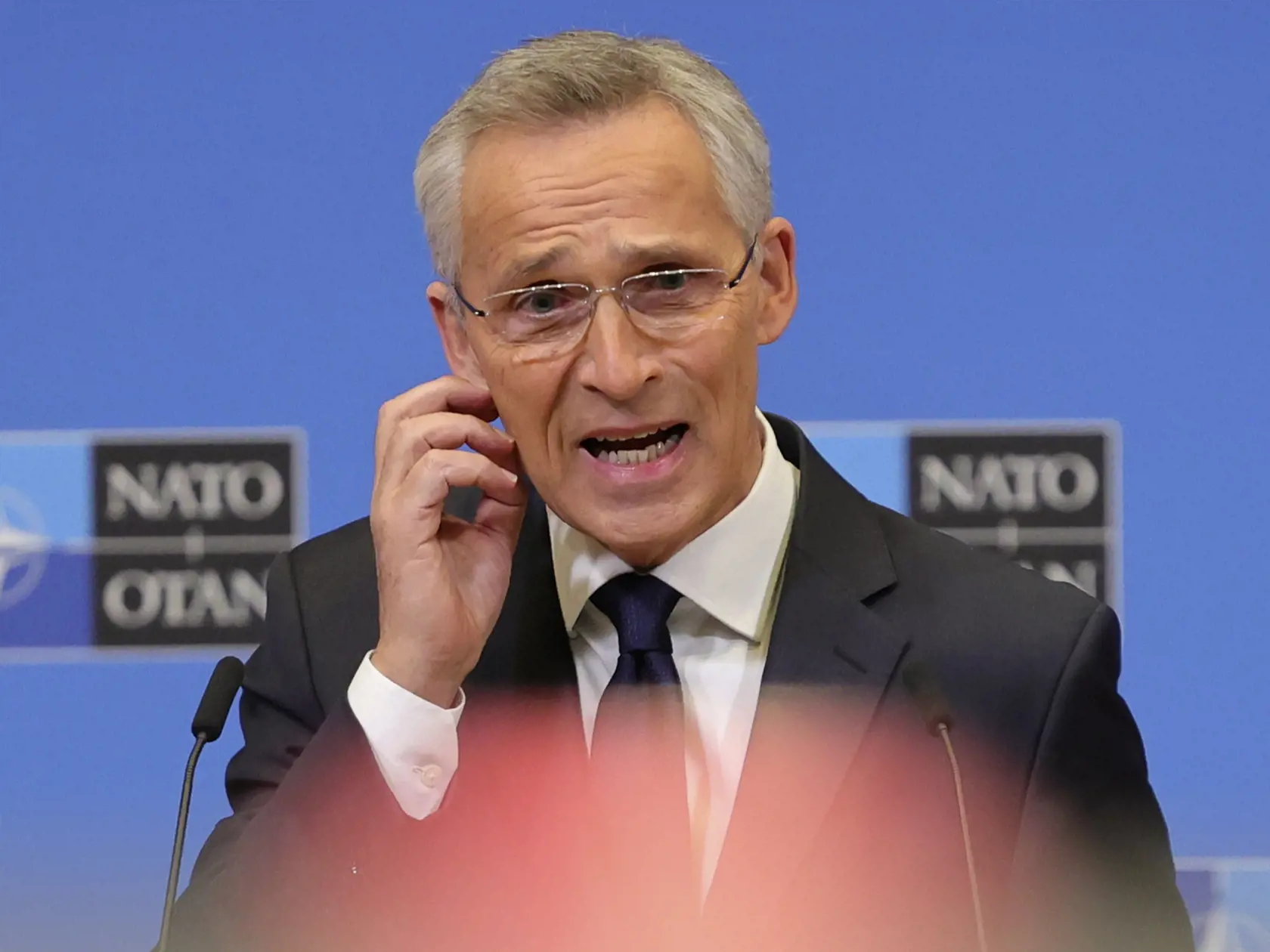 Generálny tajomník NATO Jens Stoltenberg rozpráva počas tlačovej konferencie v sídle NATO v Bruseli 16. novembra 2022. Dopad rakiet v poľskej obci Przewodów neďaleko hraníc s Ukrajinou, ku ktorému došlo v utorok, nebol podľa všetkého zámerným útokom. Severoatlantická aliancia nemá žiadne indície, že by sa Rusko chystalo napadnúť NATO. Uviedol to generálny tajomník NATO Jens Stoltenberg v stredu po mimoriadnom stretnutí veľvyslancov Aliancie v Bruseli, informuje spravodajca TASR.