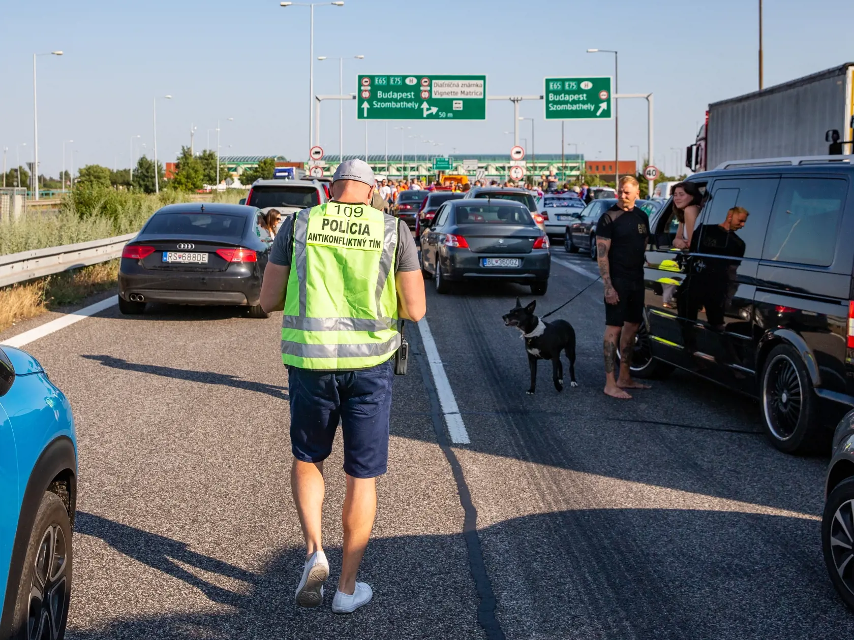 Výnimka z izolácie pre osoby zaočkované iba prvou dávkou vakcíny, ktoré ešte nemajú dostatočnú ochranu pred ochorením COVID-19, a na druhej strane karanténne obmedzenia pre nezaočkovaných podľa ÚS spochybňujú ochranu života a zdravia ako skutočný účel vyhlášky.