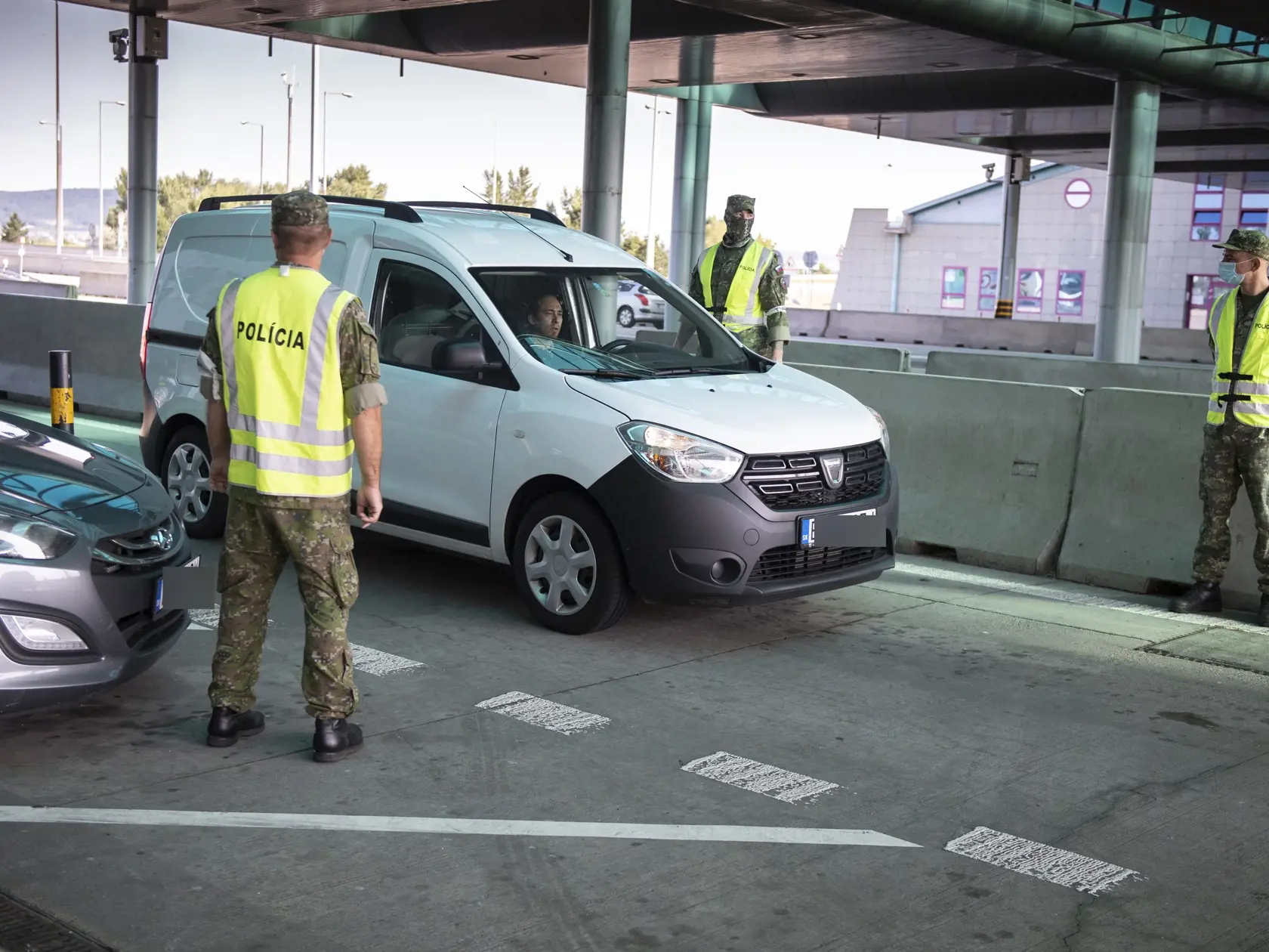 Výnimka z izolácie pre osoby zaočkované iba prvou dávkou vakcíny, ktoré ešte nemajú dostatočnú ochranu pred ochorením COVID-19, a na druhej strane karanténne obmedzenia pre nezaočkovaných podľa ÚS spochybňujú ochranu života a zdravia ako skutočný účel vyhlášky.