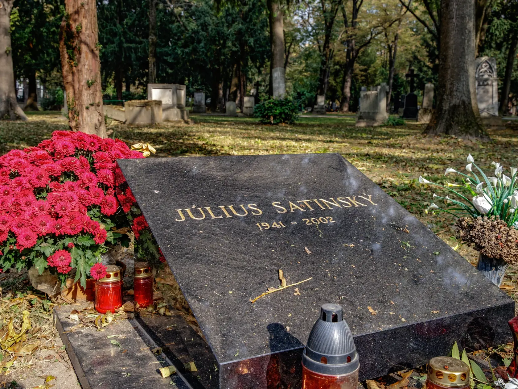 Na Ondrejskom cintoríne v centre Bratislavy je popri cirkevných hodnostároch pochovaných aj množstvo osobností kultúrneho a  spoločenského života mesta. Cintorín je už niekoľko rokov uzatvorený pre vytváranie nových hrobových miest. Napriek tomu tu občas pochovajú niektorú zo známych osobností. Na snímke je hrob herca Júliusa Satinského.