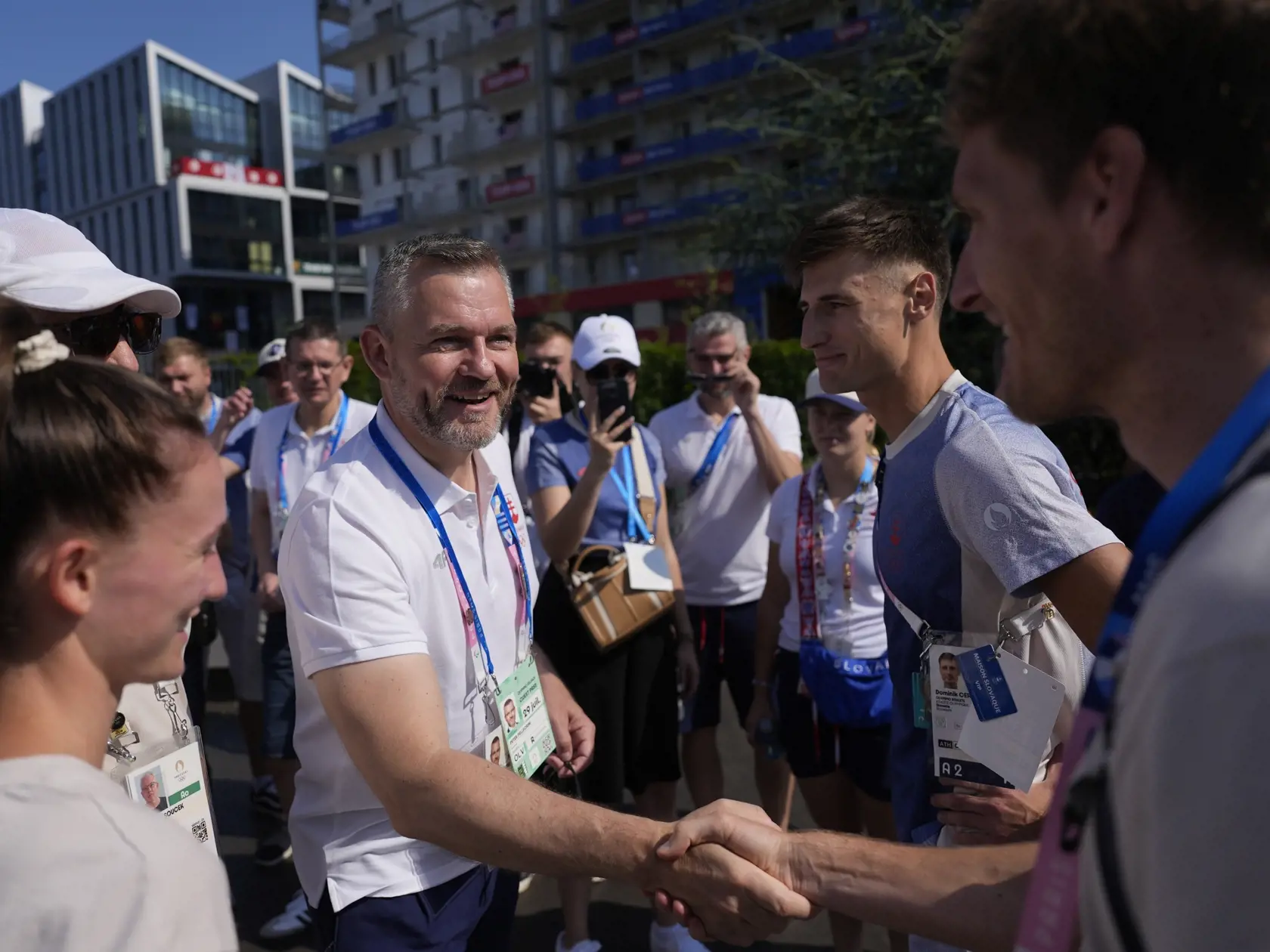 Slovenský prezident Peter Pellegrini (uprostred) a tréner slovenských reprezentantov v chôdzi Ľuboš Machník (vpravo) v olympijskej dedine na XXXIII. letných olympijských hrách v nedeľu 29. júla 2024 v Paríži.