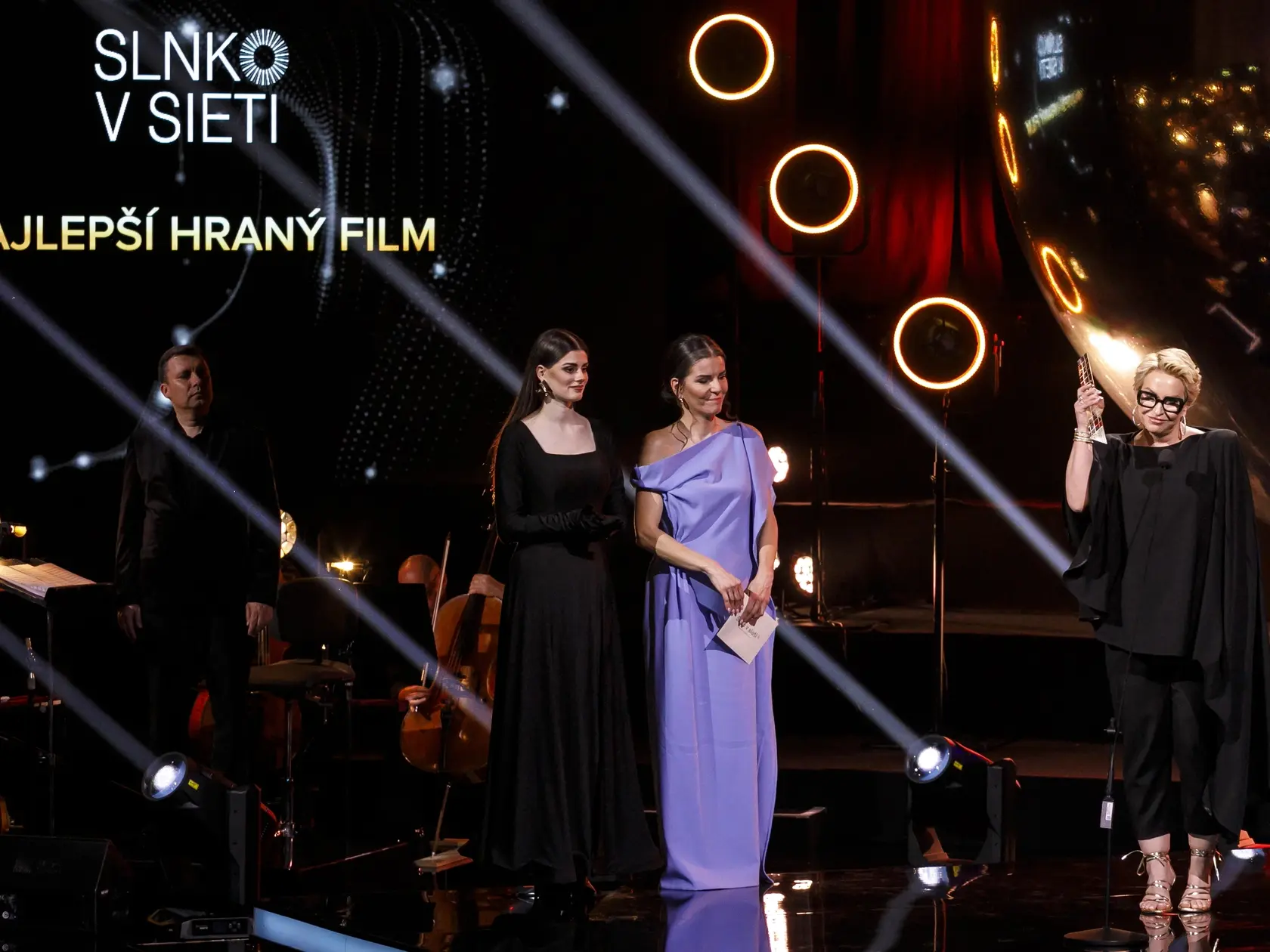 Na snímke si prevzala cenu v kategórii za najlepší hraný film Vlny producentka Wanda Adamík Hrycová na odovzdávaní Národných filmových cien Slnko v sieti za rok 2024.