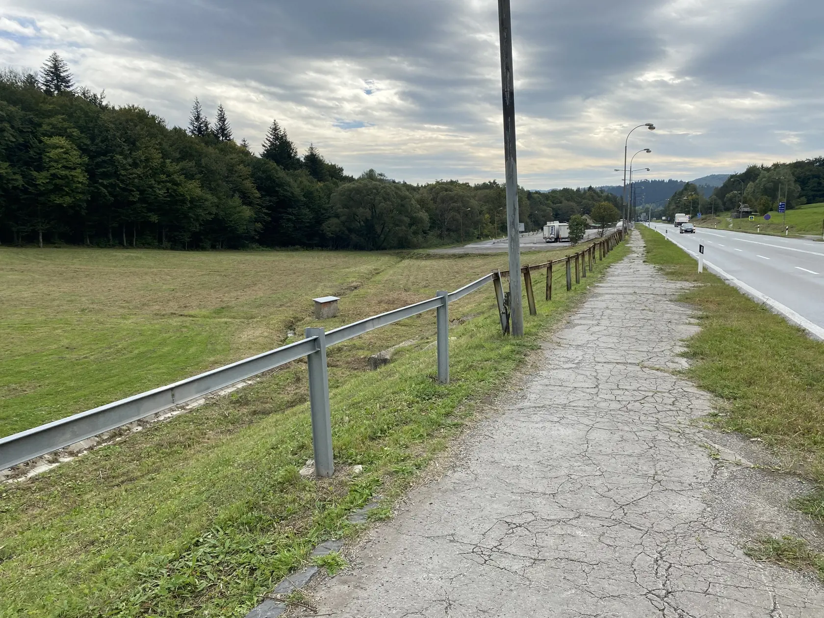 Od parkoviska vo Vyšnom Komárniku (okres Svidník) k národnej kultúrnej pamiatke Dukla - Pamätníku československého armádneho zboru postaveného v roku 1949 vedie chodník vybudovaný pred desaťročiami. O jeho údržbu sa roky nikto nestará. Rovnako ani o zábradlie vedúce popri chodníku, ktoré by mohlo poslúžiť ľuďom, ktorí sa ťažšie pohybujú.