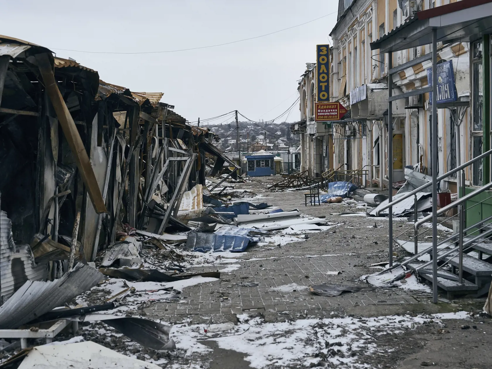 Na snímke zničená ulica v meste Bachmut na východe Ukrajiny vo štvrtok 12. januára 2023.