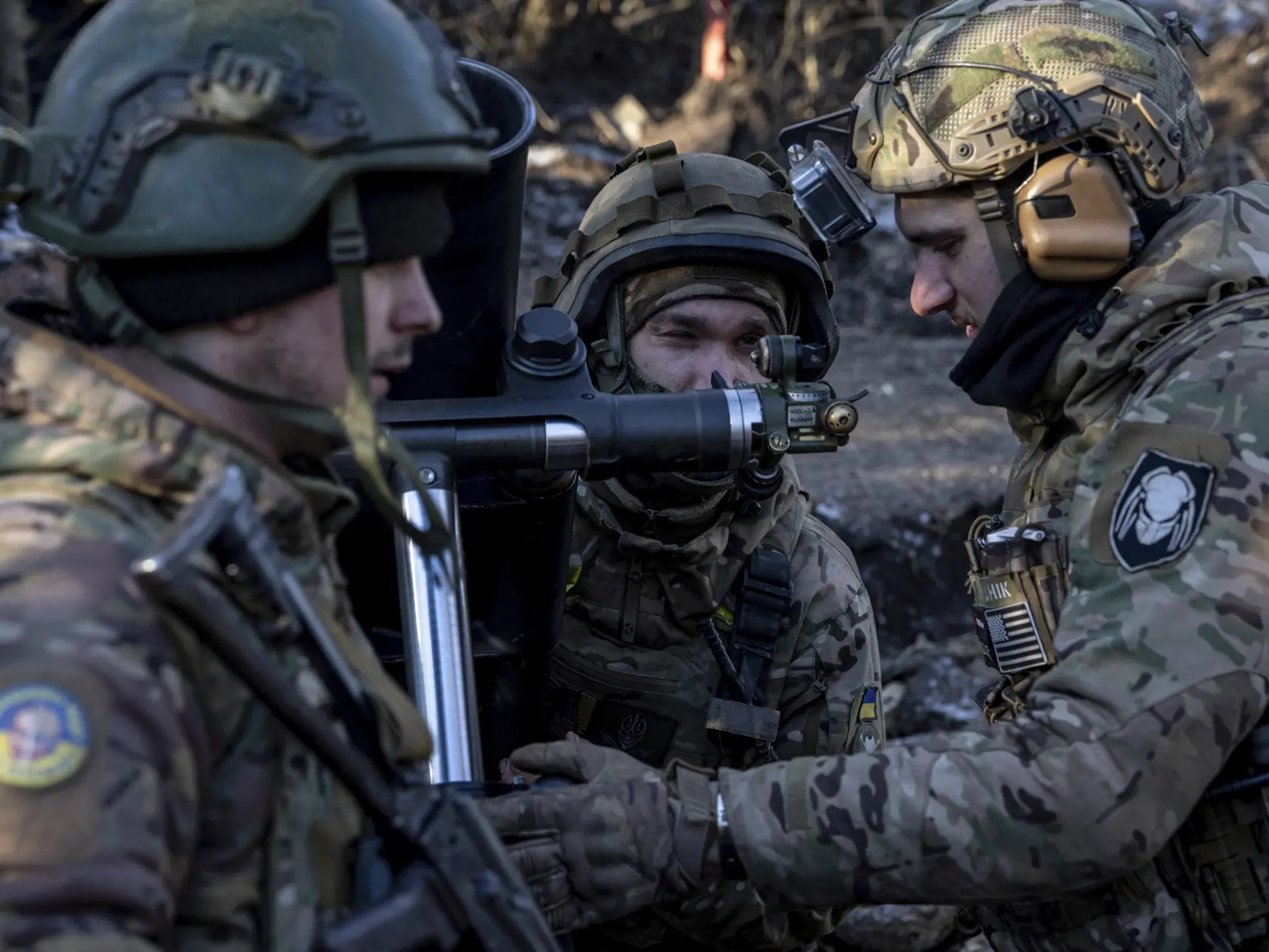 Ukrajinskí vojaci strieľajú zo 120 mm mínometu na ruské pozície na frontovej línii pri meste Bachmut v Doneckej oblasti na východe Ukrajiny v stredu 11. januára 2023.