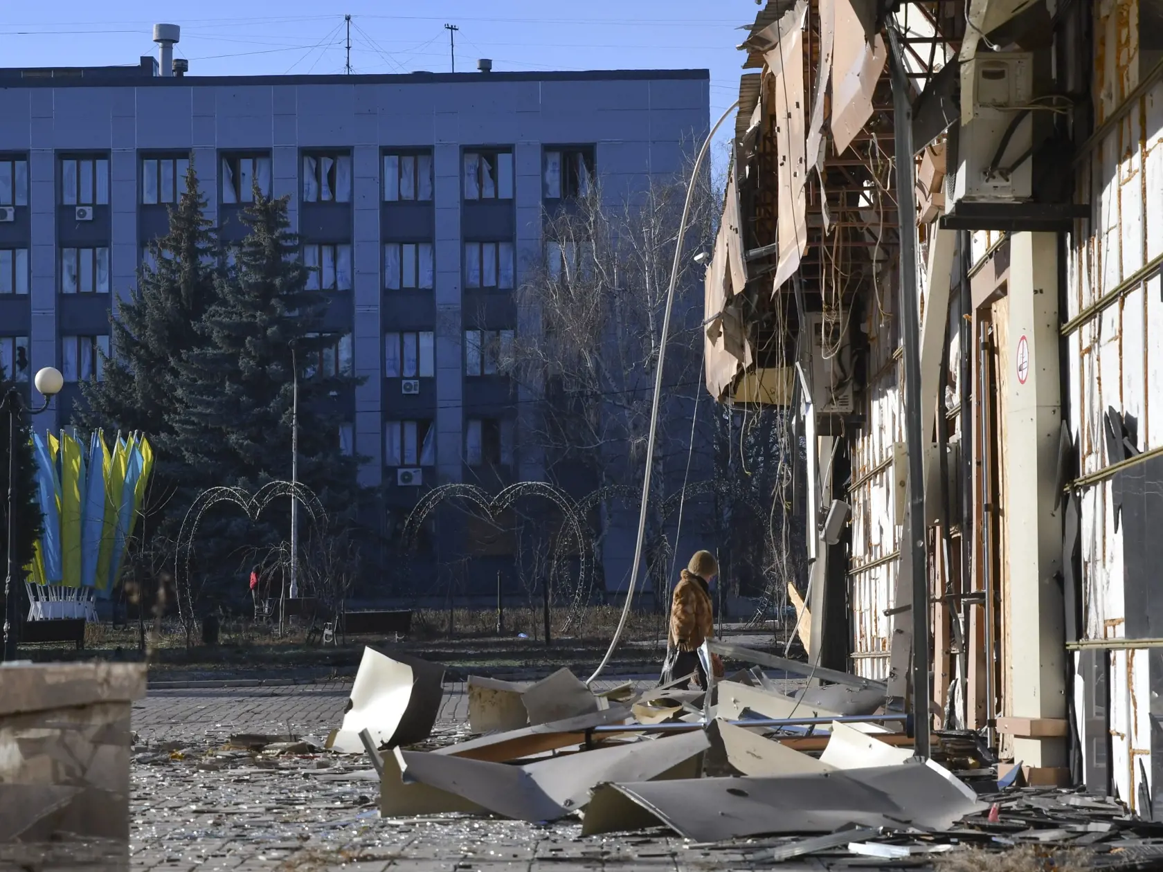 Miestna obyvateľka kráča po ulici v oblasti ťažkých bojov s ruskými silami v meste Bachmut, na východe Ukrajiny 20. decembra 2022.