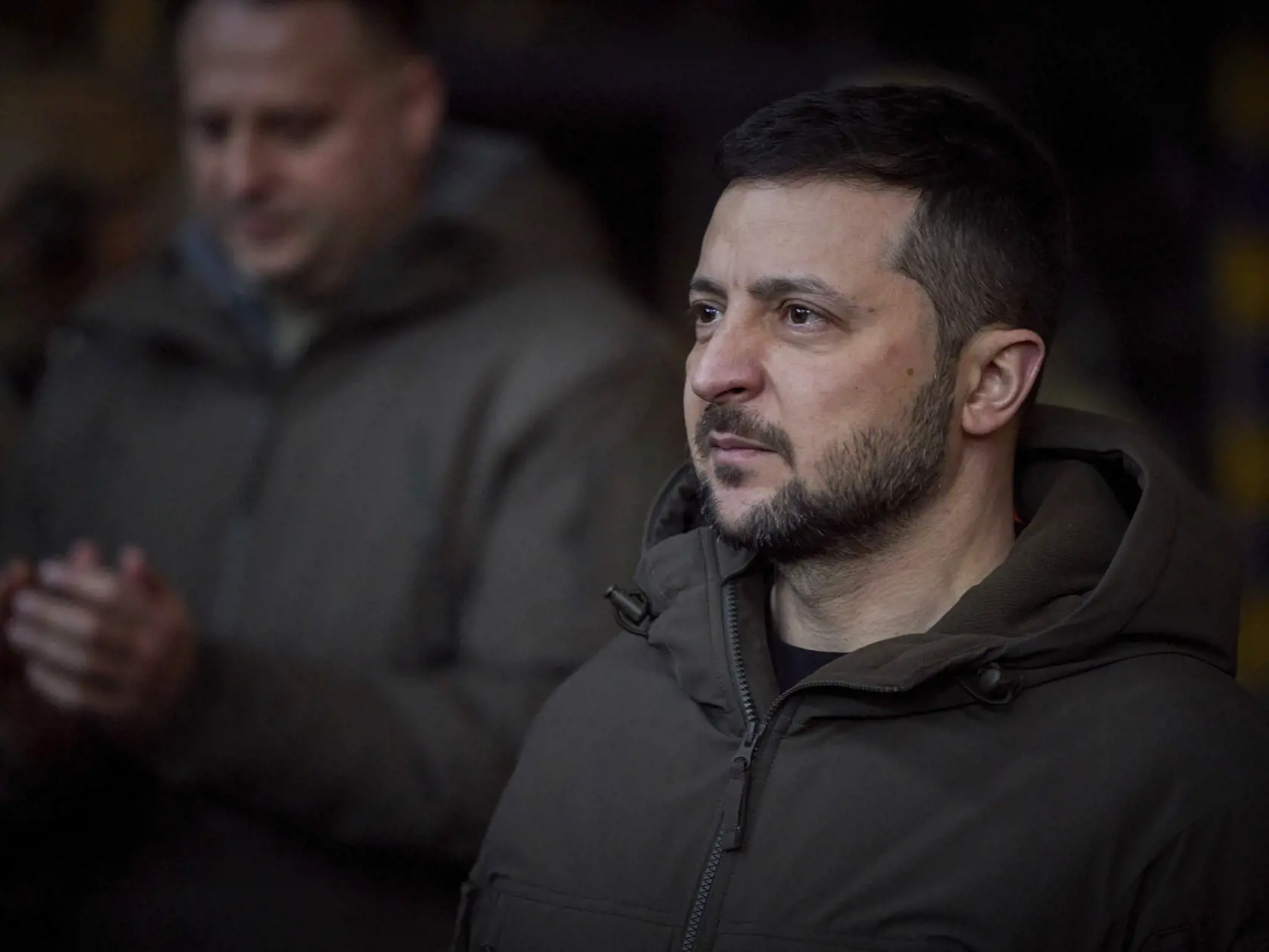 Ukrajinský prezident Volodymyr Zelenskyj sa pozerá počas stretnutia s vojakmi v meste Bachmut na východe Ukrajiny 20. decembra 2022. Ukrajinský prezident Volodymyr Zelenskyj plánuje v stredu 21. decembra navštíviť Washington. Bude to jeho prvá cesta do zahraničia od začiatku ruskej invázie na Ukrajinu 24. februára.