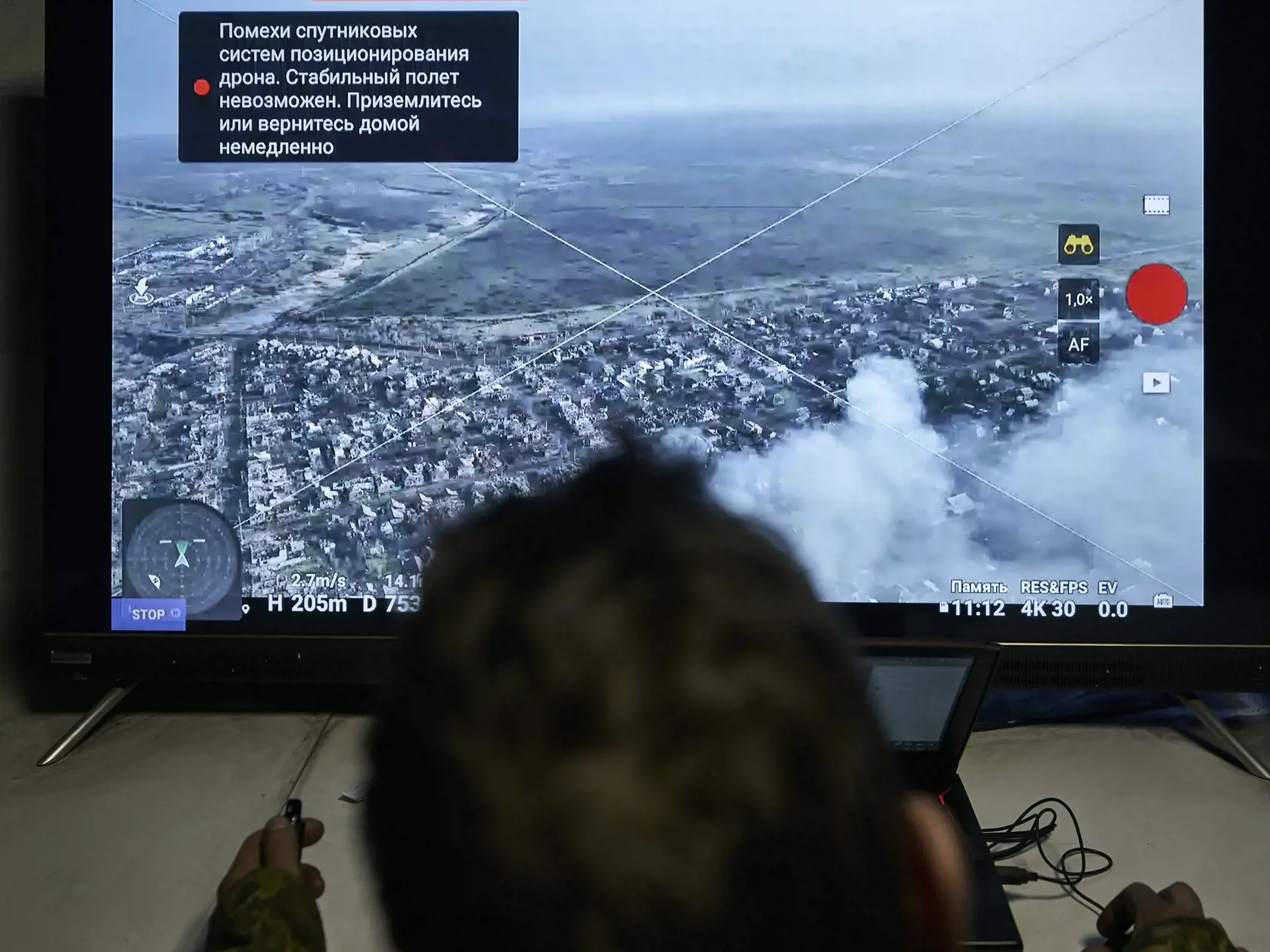 Ukrajinský vojak sleduje prenos z dronu z podzemného veliteľského centra vo východoukrajinskom meste Bachmut 25. decembra 2022. Ruskí vojaci pokračovali v nedeľu v boji za ovládnutie východoukrajinského mesta Bachmut, jednotky Kyjeva im však spôsobili "ťažké straty", uviedla prostredníctvom svojho hovorcu ukrajinská armáda.