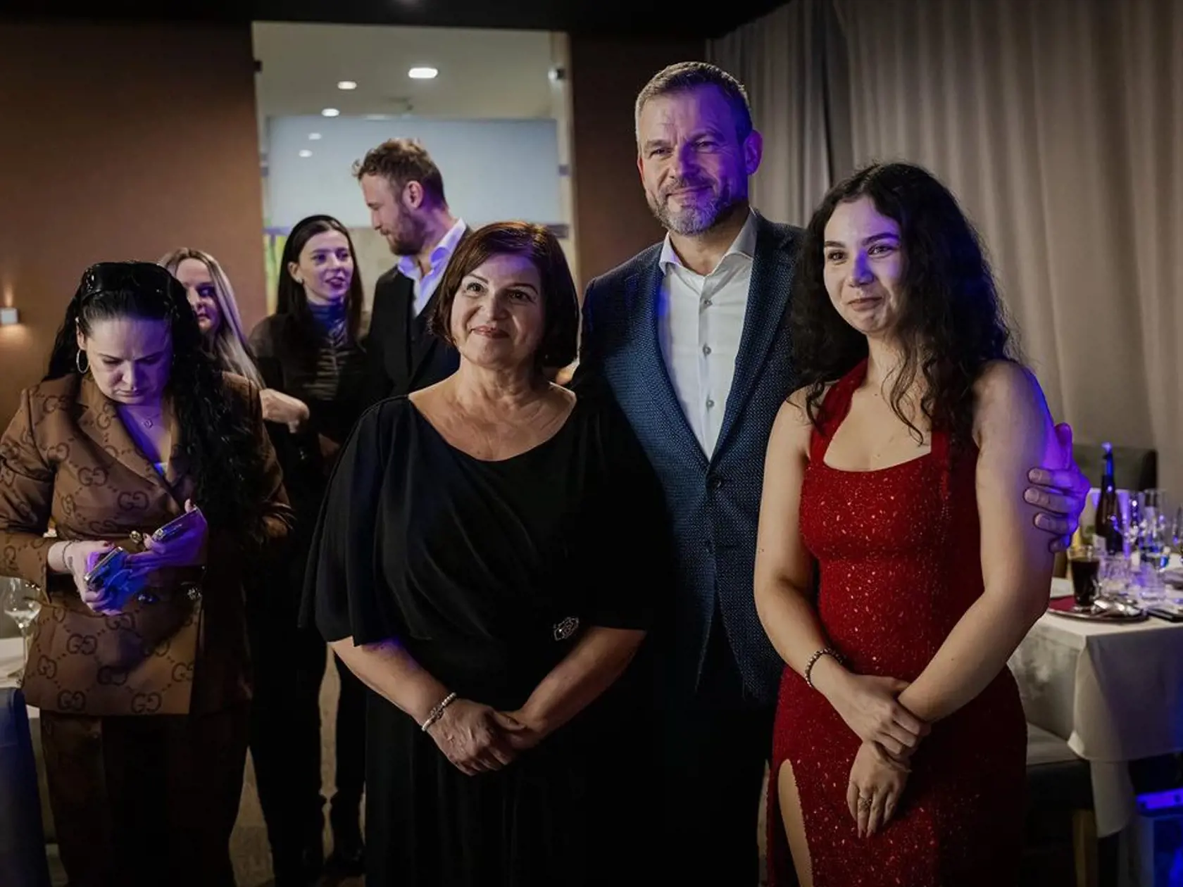 Medzi ľuďmi sa objavil aj ďalší kandidát na prezidenta Peter Pellegrini (Hlas).