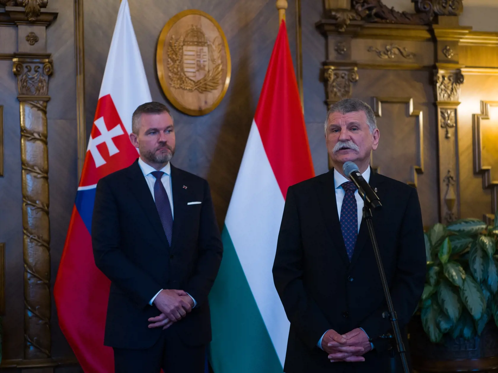 Na snímke predseda Národnej rady SR Peter Pellegrini (vľavo) počas spoločnej tlačovej konferencie s predsedom maďarského Národného zhromaždenia Lászlóom Kövérom (vpravo) po ich stretnutí v pondelok 11. marca 2024 v Budapešti. FOTO TASR - Ladislav Vallach