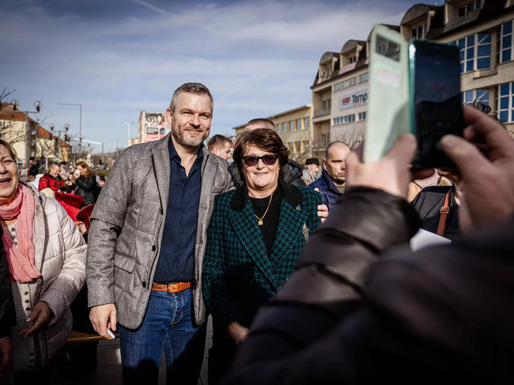 Peter Pellegrini (Hlas) mal v prvých predvolebných prieskumoch pomerne väčší náskok pred Korčokom, ten sa však znižuje.