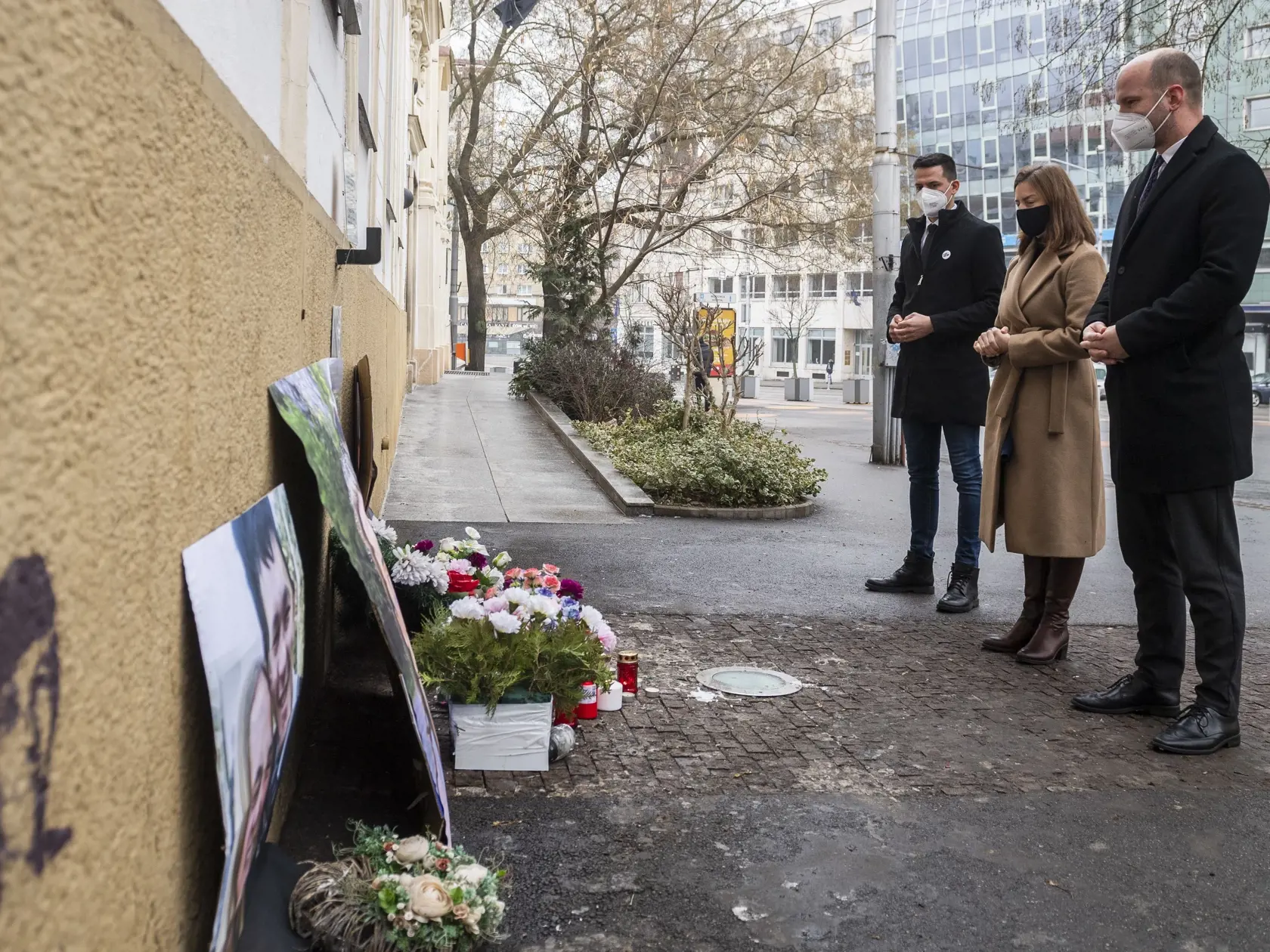 Na snímke sprava podpredseda Národnej rady SR Gábor Grendel, ministerka kultúry SR Natália Milanová a predseda Výboru NR SR pre kultúru a médiá Kristián Čekovský počas pripomenutia pamiatky Jána Kuciaka a Martiny Kušnírovej pri symbolickom pamätníku na Námestí SNP v Bratislave 21. februára 2021. FOTO TASR - Jaroslav Novák