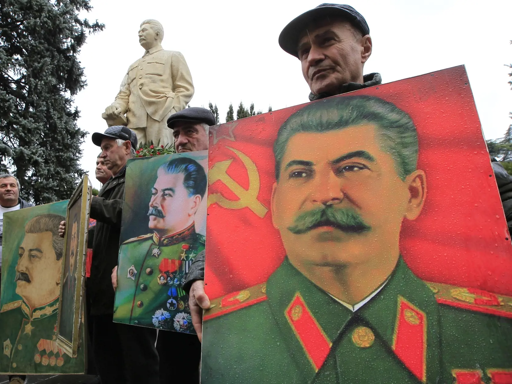 V roku 1953 Diablova kométa priniesla aj smrť sovietskeho komunistického diktátora Stalina. Na snímke Gruzínci stoja s portrétmi bývalého sovietskeho diktátora Josifa Vissarionoviča Stalina počas spomienky pri príležitosti 70. výročia Stalinovej smrti v jeho rodnom meste Gori.