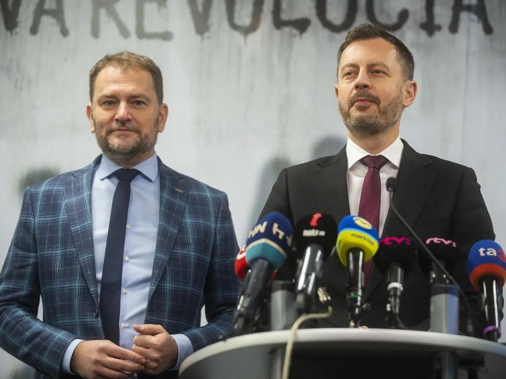 „Aj túto myšlienku bude musieť niekto zaplatiť. A zaplatí to budúca vláda, čo je čistým prejavom populizmu," vysvetľuje. Bezplatné obedy označil za výdavky bez krytia aj samotný premiér Eduard Heger (46).