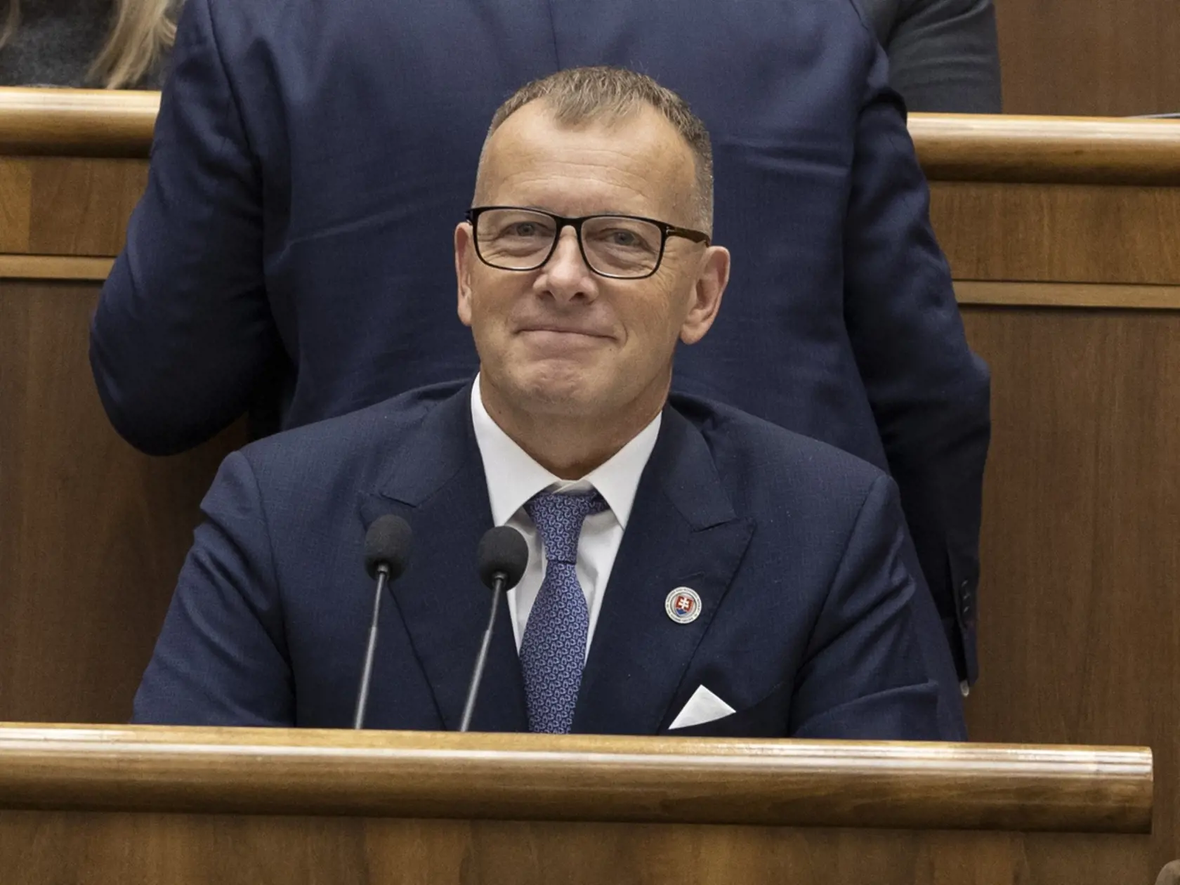 Viac či menej populistické návrhy podľa politológa Tomáša Koziaka predznamenávajú jej začiatok. „Ak totiž populizmus definujeme ako lacné politické sľuby s cieľom osloviť čo najväčší počet ľudí, potom sú mnohé návrhy skutočne čistým populizmom," myslí si Tomáš Koziak, ktorý poukazuje napríklad na bezplatné obedy z dielne hnutia Sme rodina. „