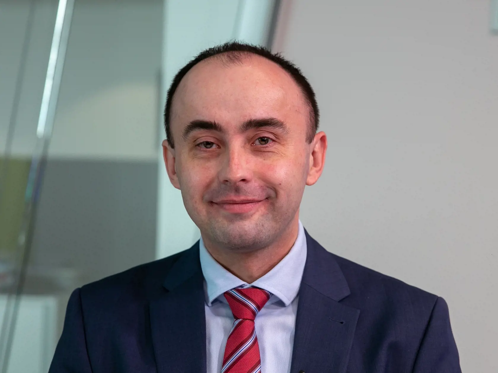 „Volebná kampaň sa podľa niektorých autorov začína deň po voľbách, ale pred voľbami sa vyostruje. Je typická schvaľovaním naoko páčivých rozhodnutí, ktoré však zaťažujú štátny rozpočet. Je to prejav nezodpovednej politiky," konštatuje na margo problematiky ďalší politológ Radoslav Štefančík.