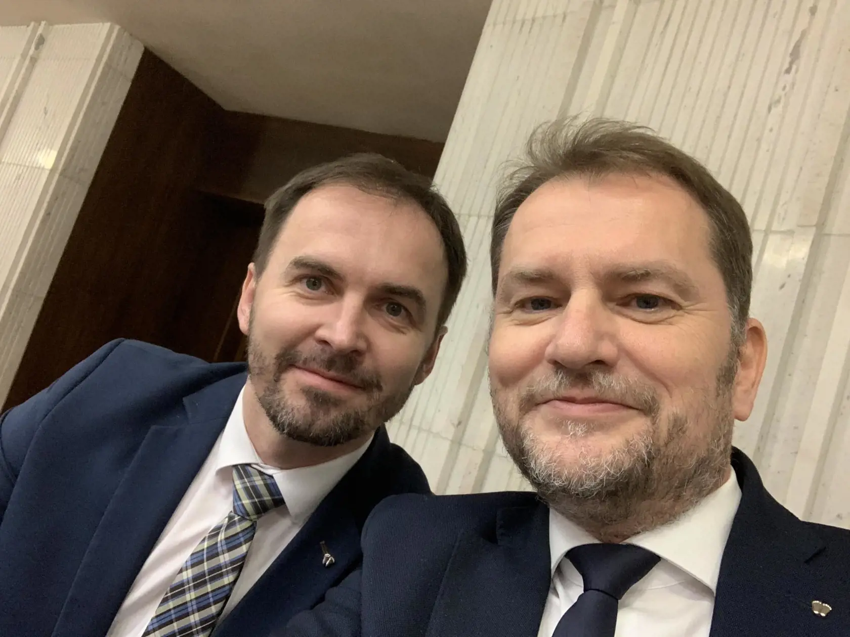 Selfie Igora Matoviča. Na sociálnej sieti sa pochválil, že "má dobrého suseda". Po jeho pravici totiž v parlamentnej lavici sedí Michal Šipoš.