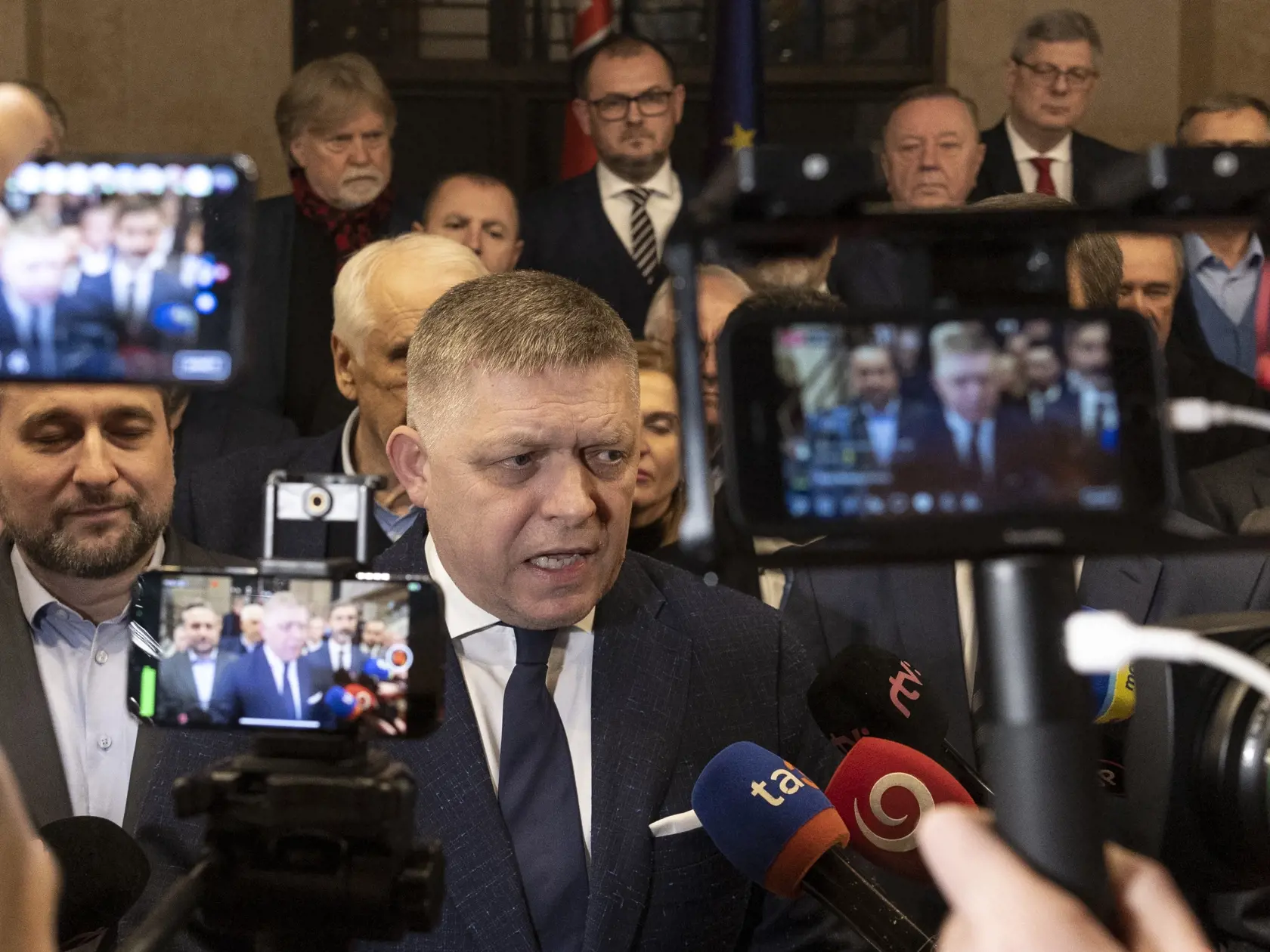 Obaja experti sa pritom zhodujú, že populistický prístup politikov a ich chuť míňať peniaze zo štátneho rozpočtu bude do volieb narastať.  „Podľa mňa sa bude hrať najmä o dôchodcov a o mladé rodiny s deťmi. Vidíme napríklad, že vládna koalícia ruší svoje pôvodné rozhodnutie a vracia obedy zdarma späť do života," odhaduje Štefančík.