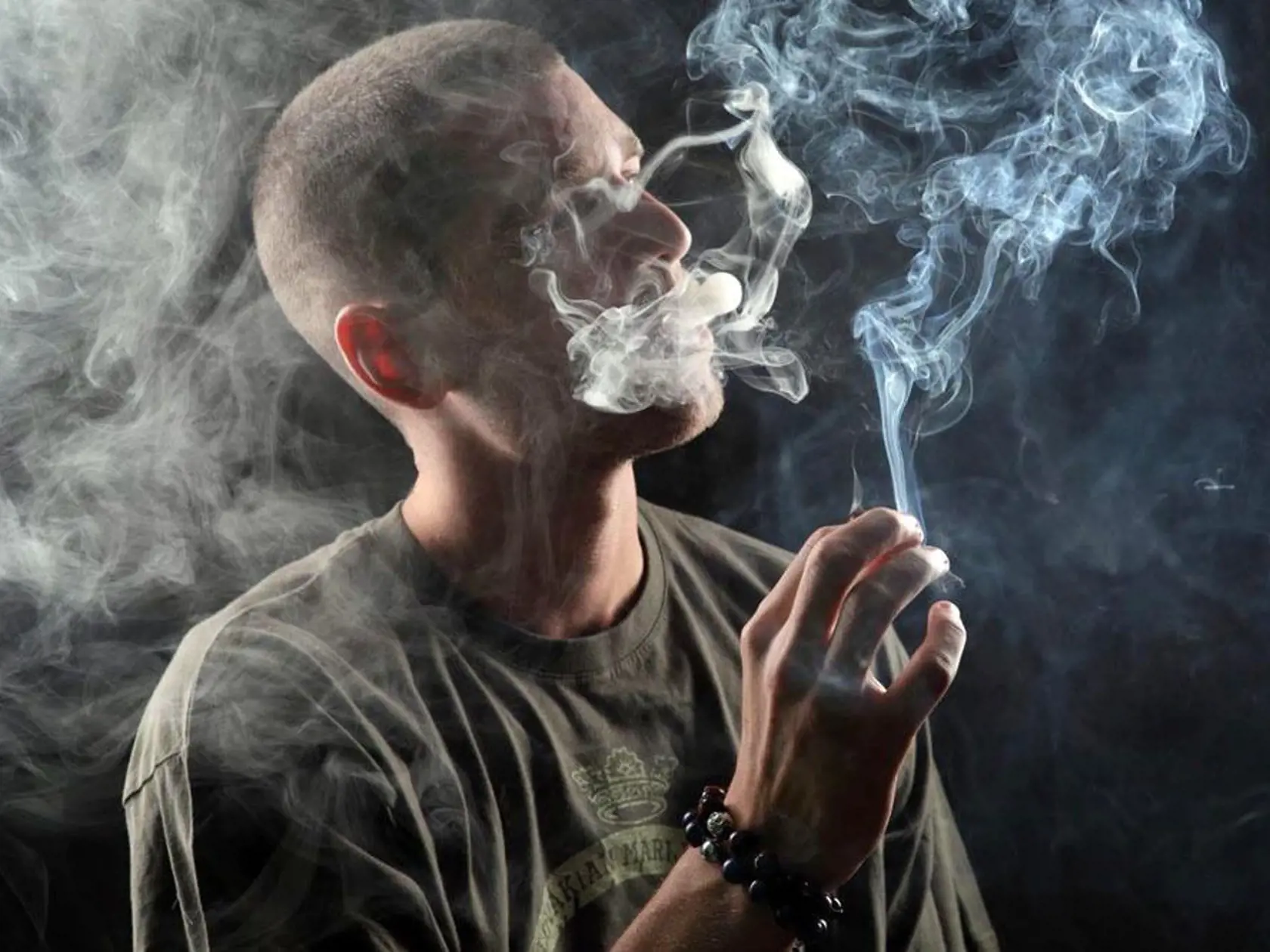 „Som rád, že som nebol o pár rokov starší, lebo takmer všetci moji starší kamaráti experimentovali s heroínom a pervitínom. Nás zachytili už len alkohol a tá marihuana,“ hovorí.