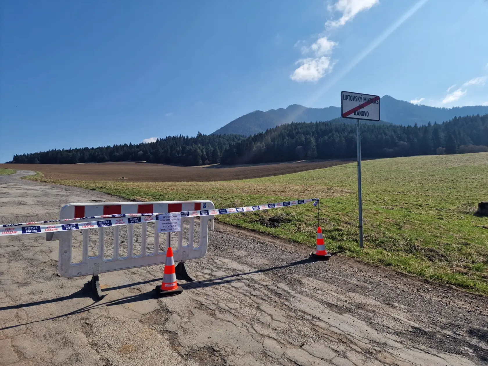 Odchyt nebezpečného medveďa z nedeľňajšieho (17. 3.) incidentu v Liptovskom Mikuláši sa s vysokou pravdepodobnosťou uskutoční v utorok. Mestská polícia žiada verejnosť, aby sa poobede a večer nezdržiavali v lokalite starej cesty medzi Iľanovom a Závažnou Porubou. Na snímke uzavretá cesta medzi Iľanovom a Závažnou Porubou v Liptovskom Mikuláši 19. marca 2024. FOTO TASR - Miroslava Mlynárová