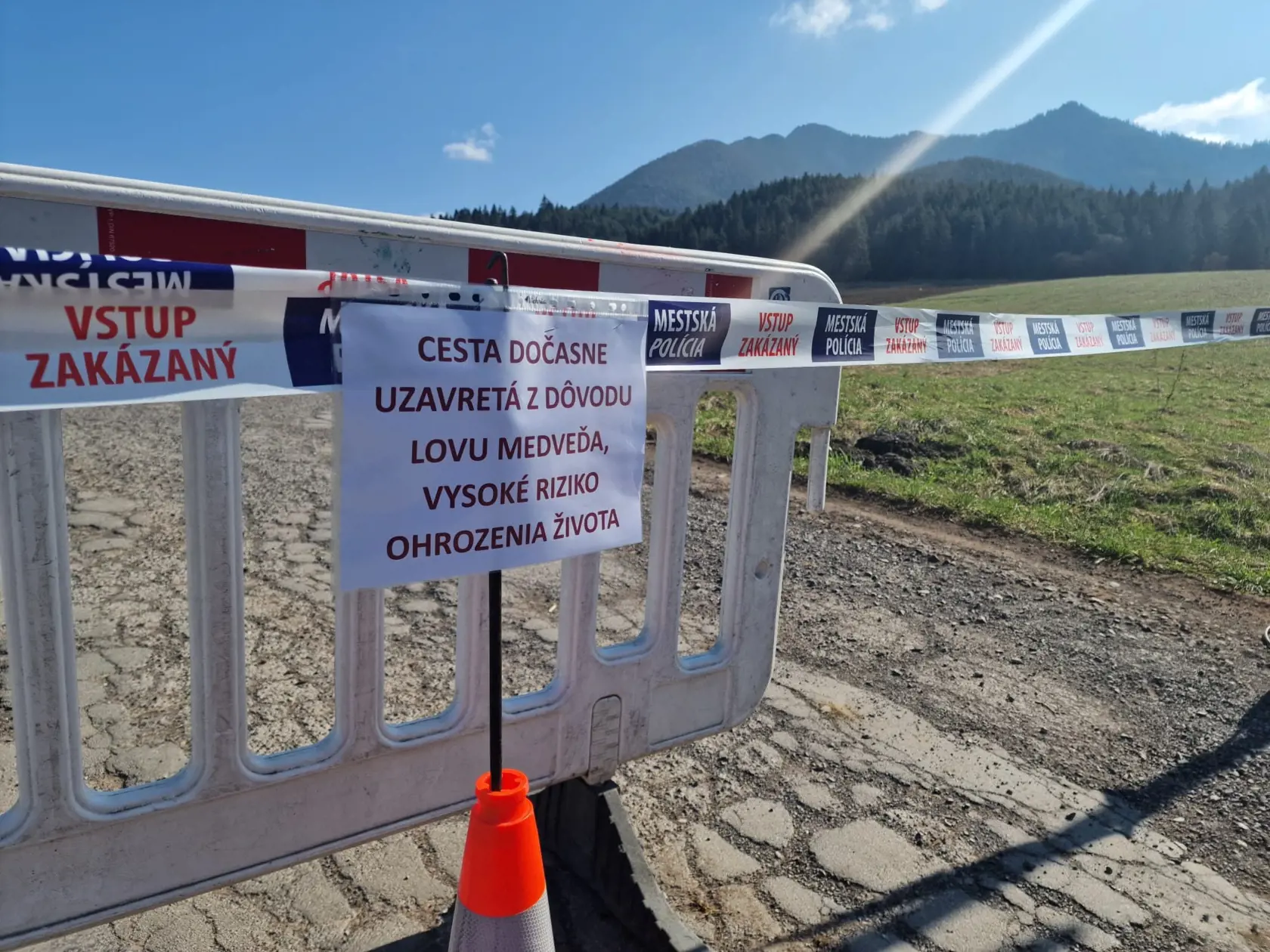 Odchyt nebezpečného medveďa z nedeľňajšieho (17. 3.) incidentu v Liptovskom Mikuláši sa s vysokou pravdepodobnosťou uskutoční v utorok. Mestská polícia žiada verejnosť, aby sa poobede a večer nezdržiavali v lokalite starej cesty medzi Iľanovom a Závažnou Porubou. Na snímke uzavretá cesta medzi Iľanovom a Závažnou Porubou v Liptovskom Mikuláši 19. marca 2024. FOTO TASR - Miroslava Mlynárová