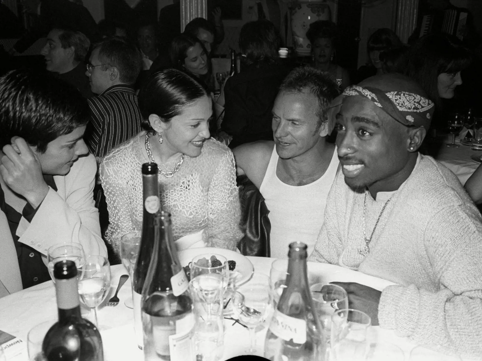 Marec 1994: Madonna a Tupac Shakur, vpravo, spolu na večierku návrhára Versaceho. Medzi nimi spevák Sting.