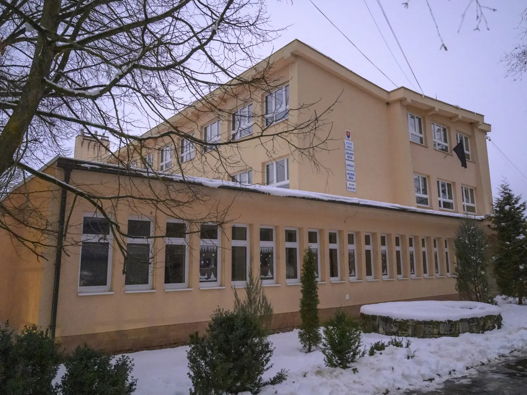 Na snímke čierna vlajka veje na jednej zo školských budov po útoku nožom na gymnáziu v meste Spišská Stará Ves (okres Kežmarok) vo štvrtok 16. januára 2025. Po útoku hlásia dvoch mŕtvych. Jeden pacient je v kritickom stave. TASR to potvrdila Danka Capáková z Operačného strediska záchrannej zdravotnej služby (OS ZZS) SR. Podozrivého 18-ročného študenta, ktorý sa mal dopustiť tohto závažného skutku, polícia zadržala.  FOTO TASR - Veronika Mihaliková