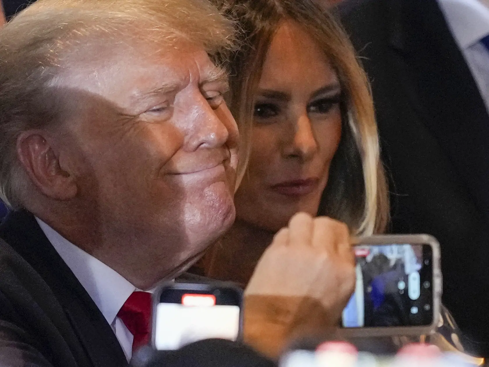 Americký exprezident Donald Trump a bývalá prvá dáma USA Melania Trumpová sa zdravia so svojimi priaznivcam po tom, čo Trump oficiálne oznámil, že v roku 2024 sa bude opäť uchádzať o úrad prezidenta Spojených štátov vo veľkej prijímacej sále svojej luxusnej rezidencie v Mar-a-Lago v štáte Florida v stredu 16. novembra 2022.