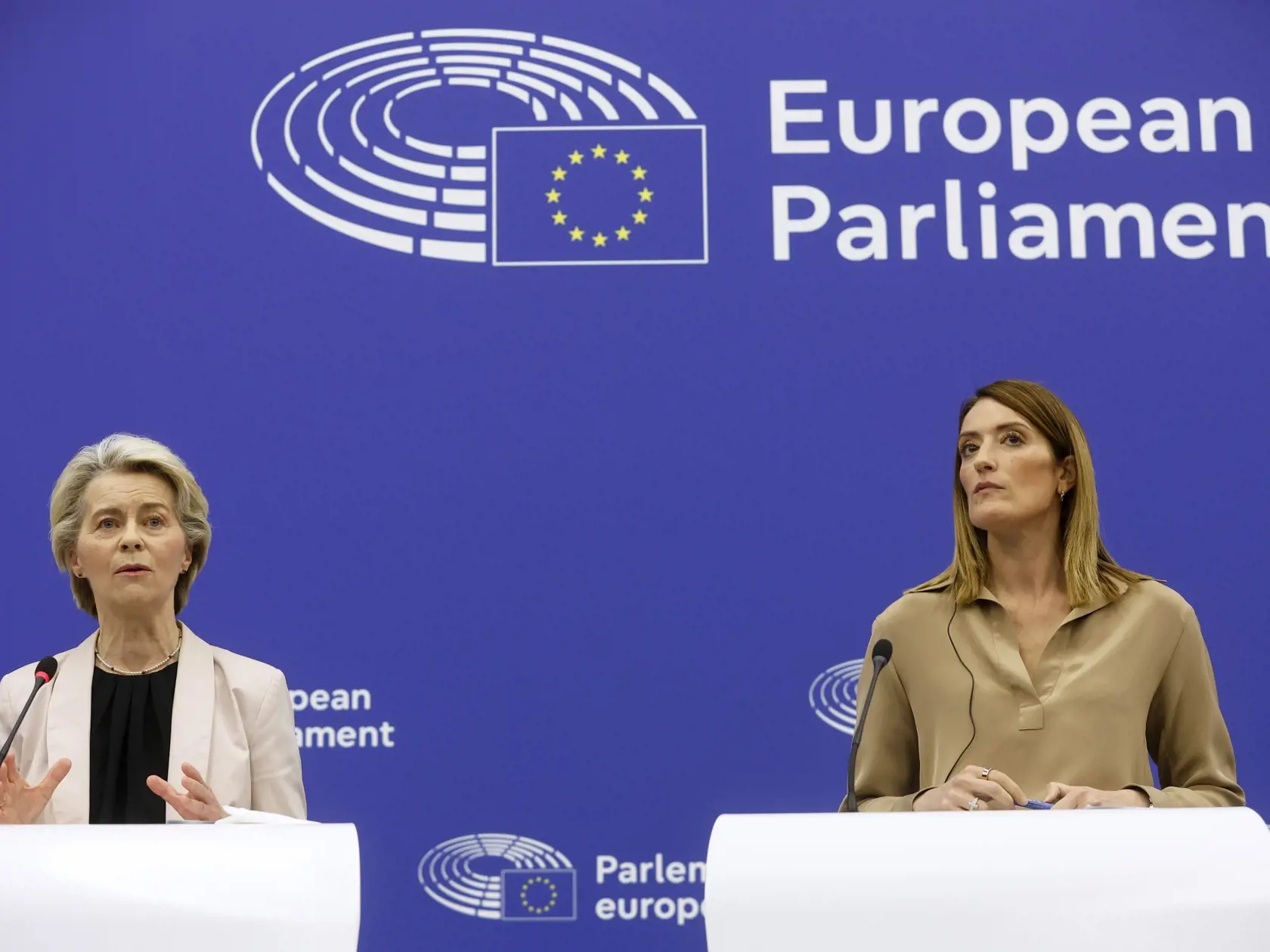 Predsedníčka Európskej komisie Ursula von der Leyenová (vľavo) a predsedníčka Európskeho parlamentu (EP) Roberta Metsolová spočas tlačovej konferencie po schválení novej Európskej komisie pod vedením Ursuly von der Leyenovej v pléne Európskeho parlamentu 27. novembra 2024 v Štrasburgu.