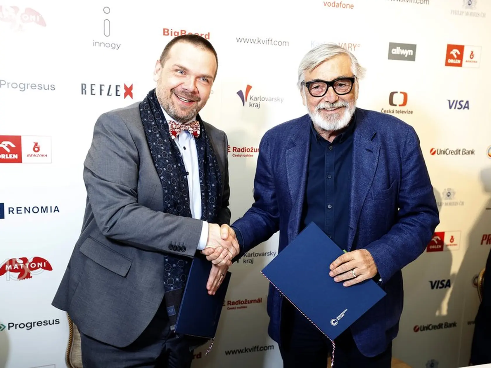 Jiří Bartoška s českým ministrom kultúry Martinom Baxom.