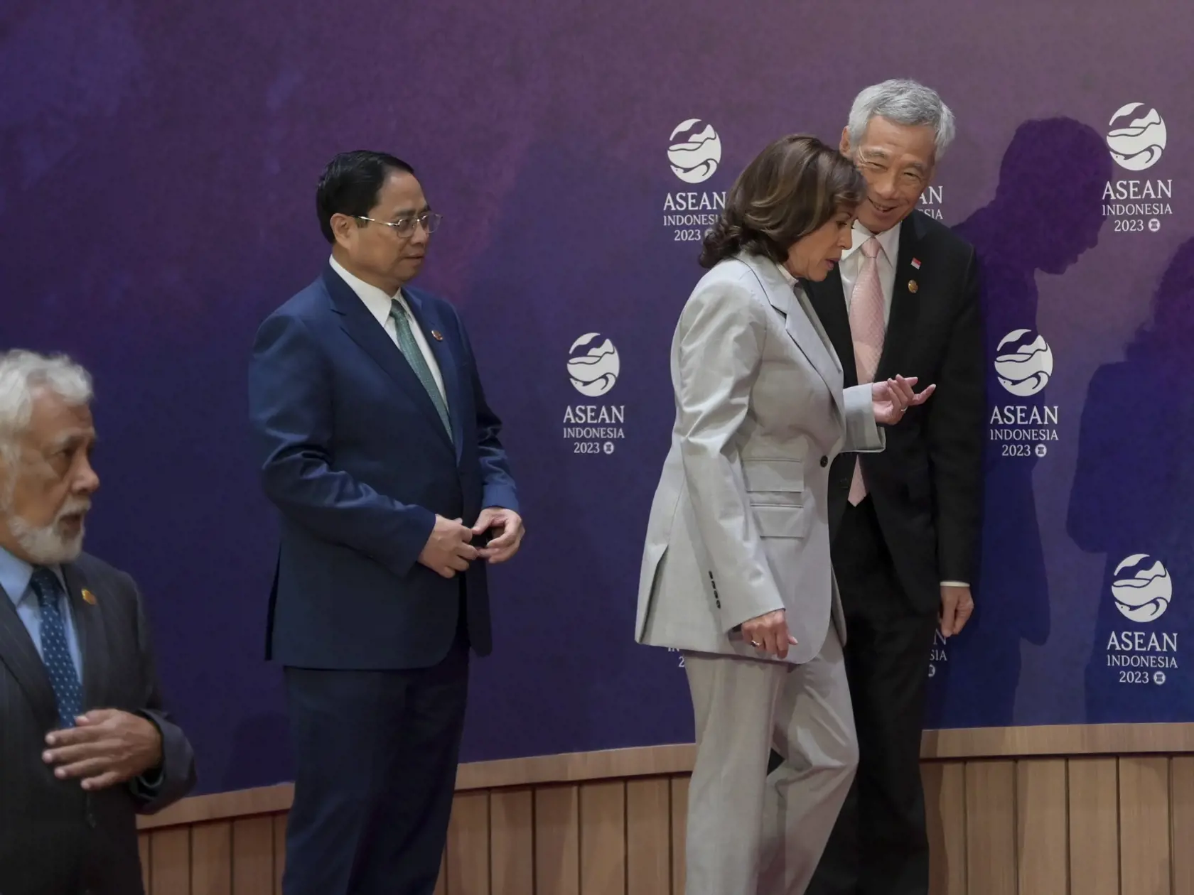 JB 41 Jakarta - Singapurský premiér Lee Hsien Loong (vpravo) sa rozpráva s americkou viceprezidentkou Kamalou Harrisovou (druhá sprava) po spoločnom fotení na schôdzke hláv štátov a vlád Združenia krajín juhovýchodnej Ázie (ASEAN) - USA v Jakarte 6. septembra 2023. FOTO TASR/AP

Singapore's Prime Minister Lee Hsien Loong, right, talks with U.S. Vice President Kamala Harris as Vietnam's Prime Minister Pham Minh Chinh, second left, and East Timor's Prime Minister Xanana Gusmao look on after a fami