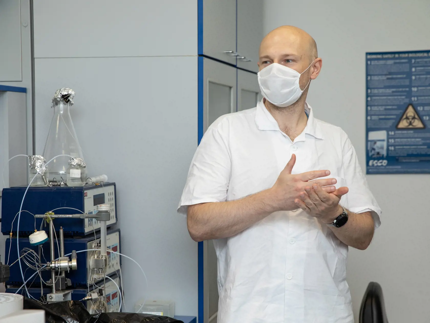 „Zdurenie lymfatických uzlín je pomerne bežný prejav zvýšenej aktivity imunitného systému. Dochádza k nemu bežne aj pri rôznych infekciách. Takýto vedľajší účinok po podaní vakcíny teda nie je ničím prekvapujúcim. Aj náš ŠÚKL uvádza opuch a bolesť lymfatických uzlín v podpazuší ako jeden z najčastejších nezávažných vedľajších účinkov,“ vysvetlil virológ Boris Klempa.