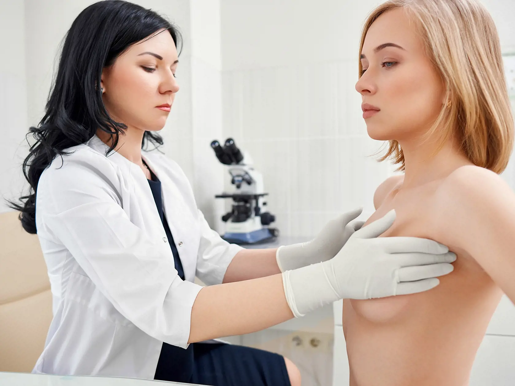 Opuch a bolesť lymfatických uzlín patrí podľa ŠÚKL medzi bežné vedľajšie účinky aj pri ďalších vakcínach, konkrétne od Moderny a AstraZenecy.