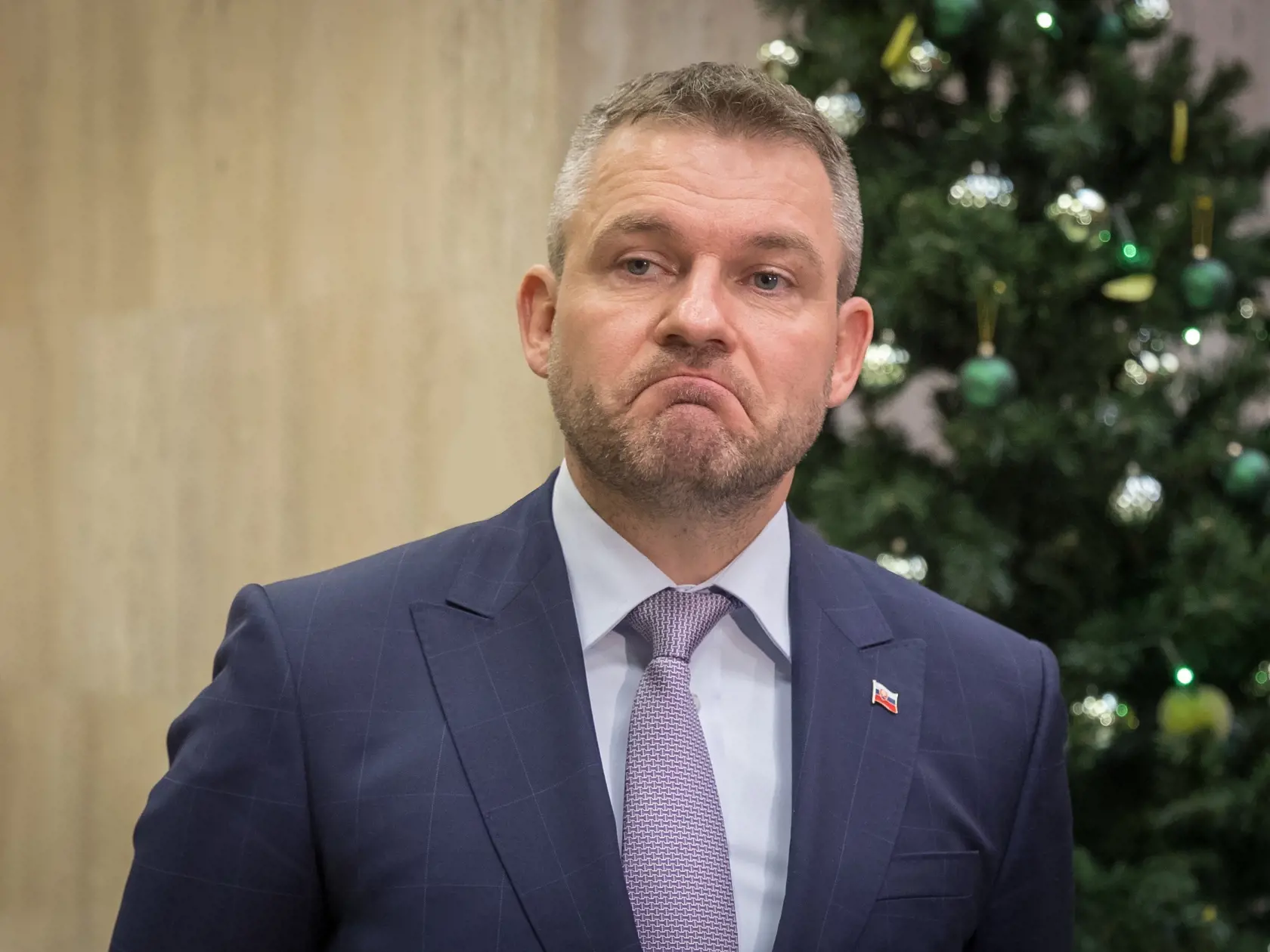 Premiér Peter Pellegrini by mal taktiež vystúpiť so svojim novoročným prejavom. 