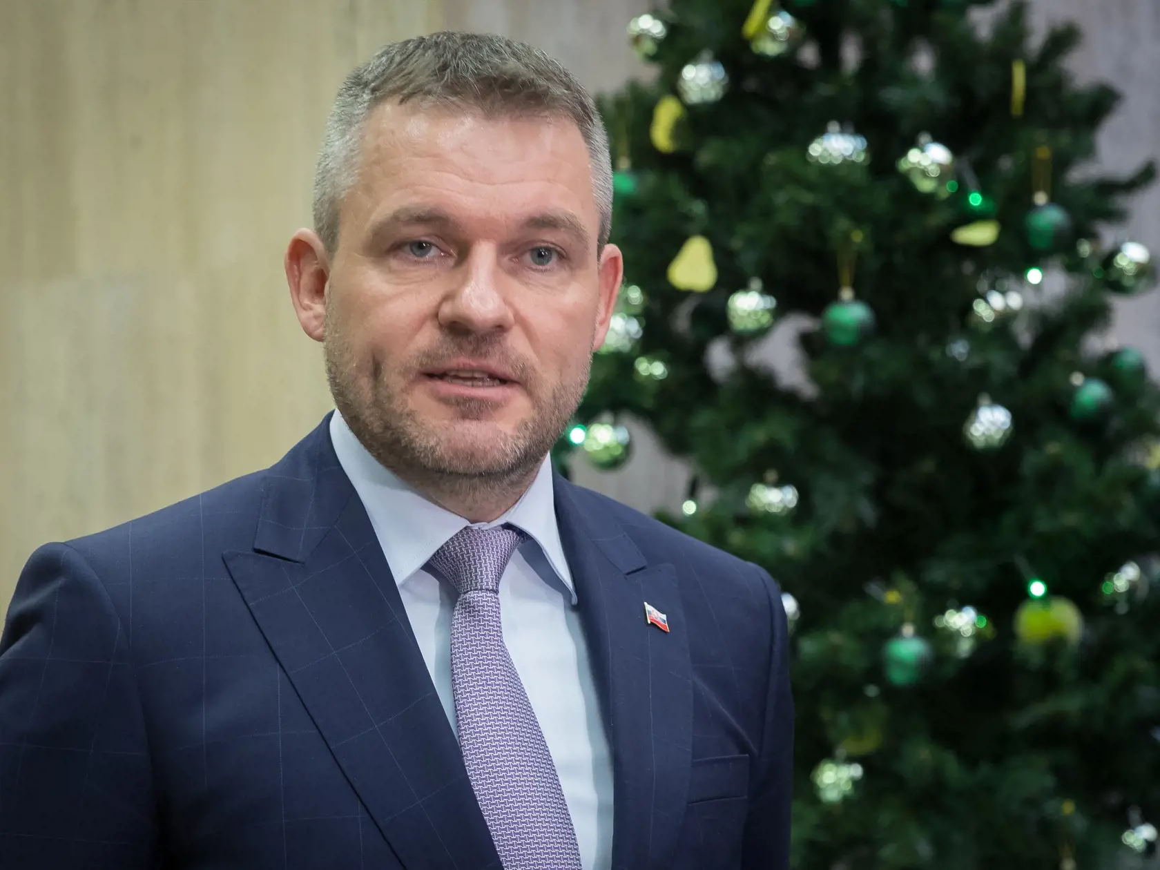 Premiér Peter Pellegrini by mal taktiež vystúpiť so svojim novoročným prejavom. 