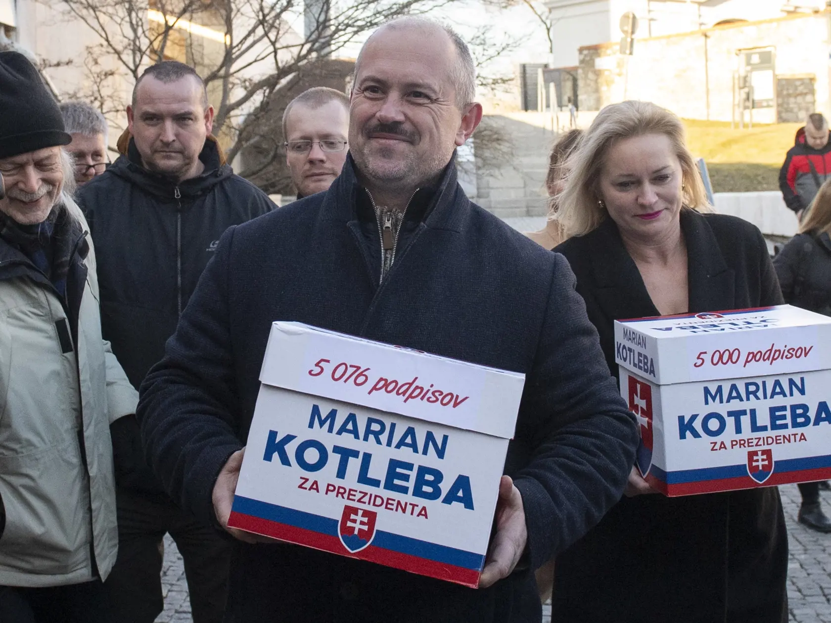 Odsúdený predseda mimoparlamentnej extrémistickej ĽSNS Marian Kotleba odovzdal podpisy na svoju kandidatúru v prezidentských voľbách 30. januára 2024 v Bratislave. Jeho transparentný účet je plný výsmešných odkazov, ľudia mu posielali  jednocentové príspevky.
