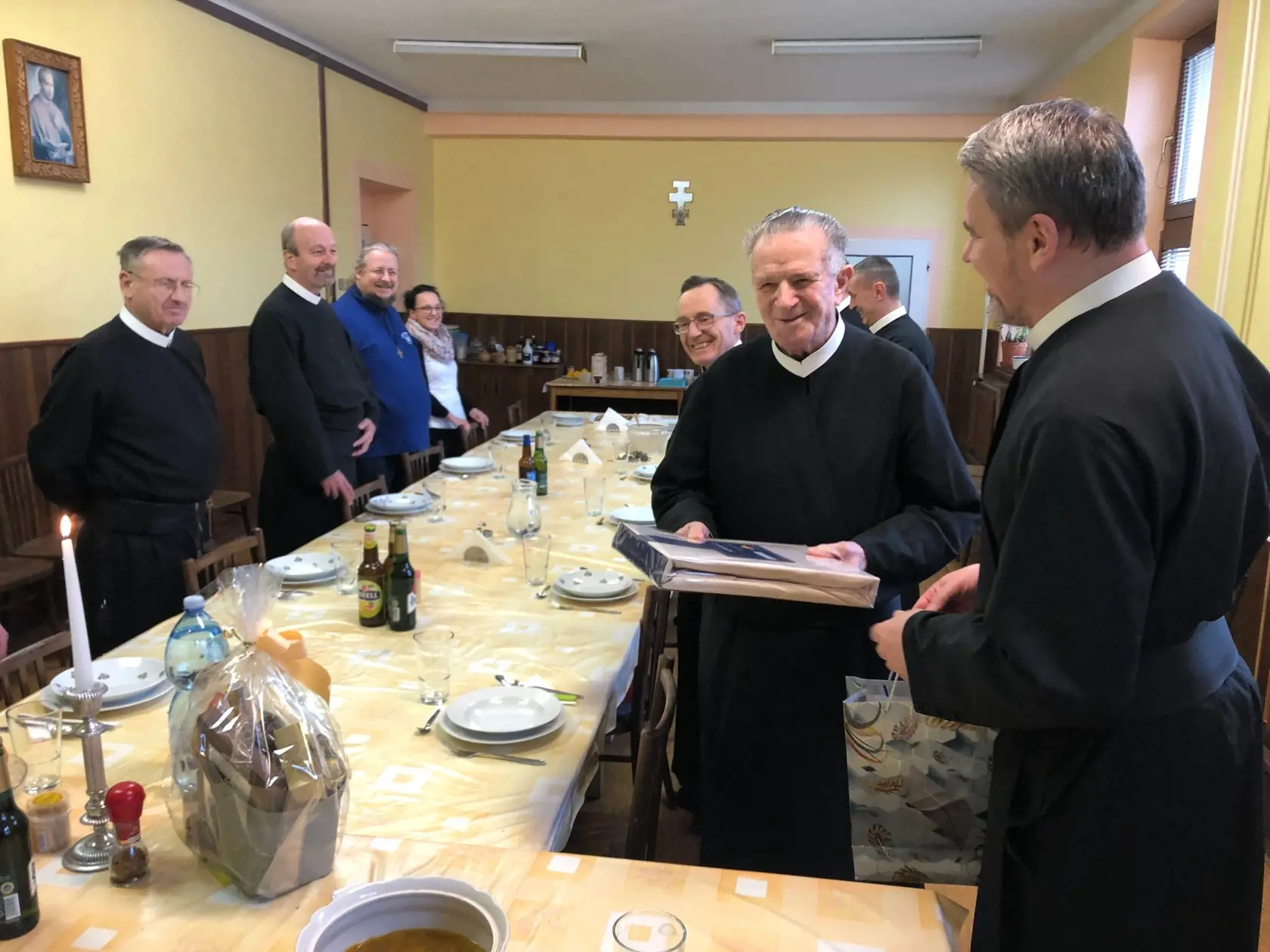 Slávnostný obed s jubilantom Michalom Roškom v kláštore, kde vladyka dnes žije. (archívne foto)