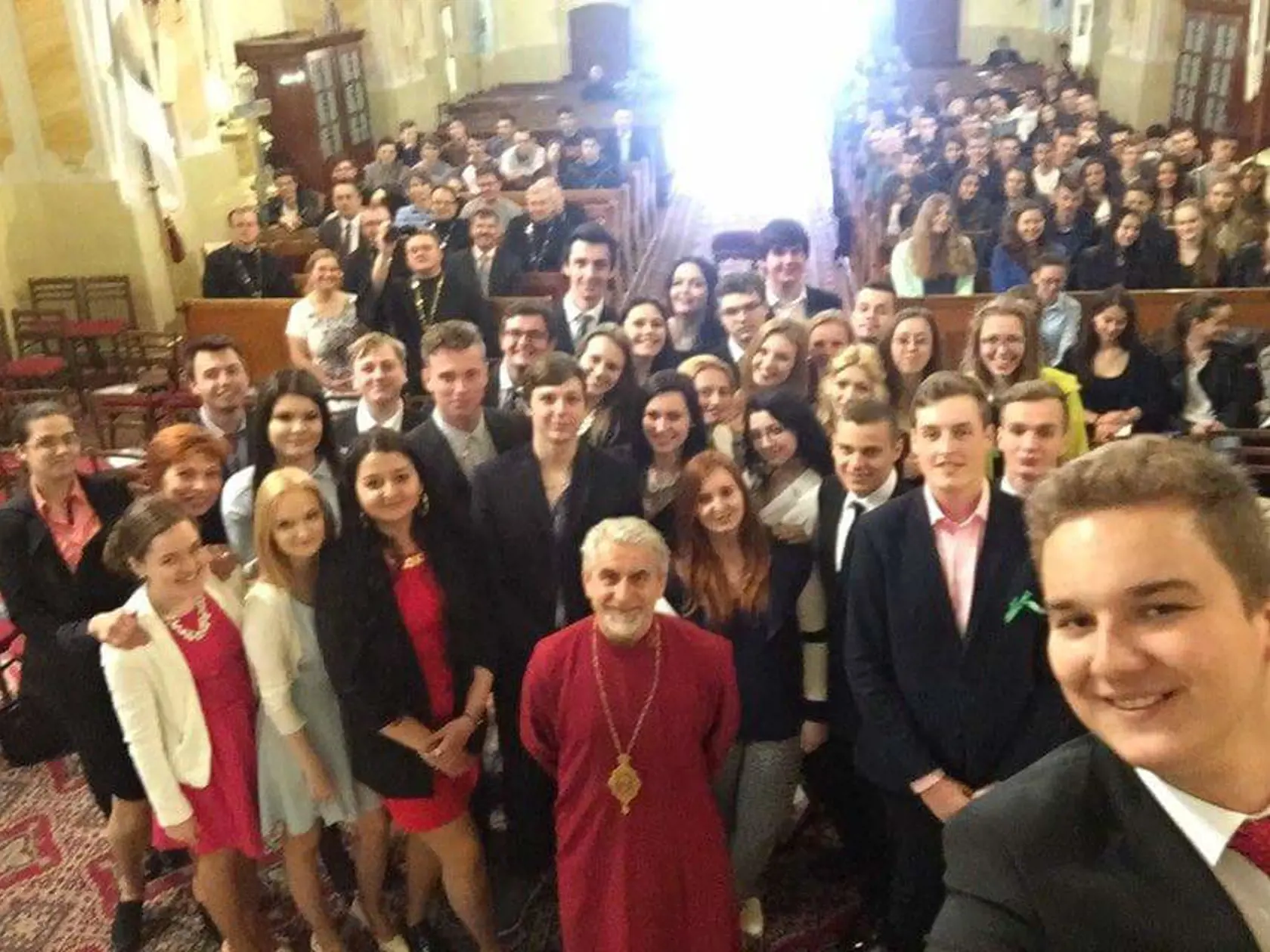 Vladyka Milan Chautur s maturantmi z Cirkevného gymnázia v Trebišove. (archívne foto z roku 2018.
