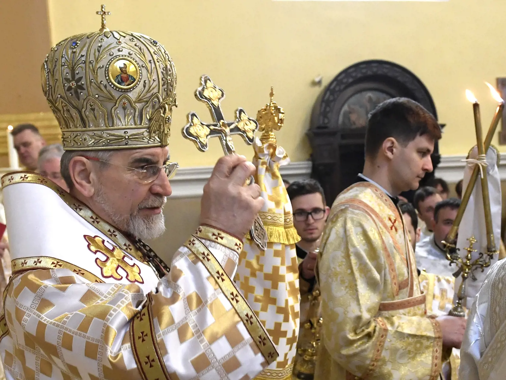 S obradom umývania nôh a svätením oleja bola spojená svätá liturgia, ktorú 29. marca 2018 na Veľký štvrtok  slúžil v gréckokatolíckom katedrálnom chráme Narodenia presvätej Bohorodičky v Košiciach vladyka Milan Chautur (na snímke vľavo). FOTO TASR - František Iván