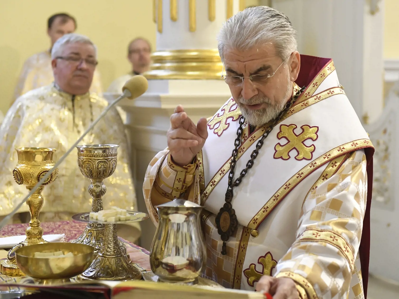 S obradom umývania nôh a svätením oleja bola spojená svätá liturgia, ktorú 29. marca 2018 na Veľký štvrtok  slúžil v gréckokatolíckom katedrálnom chráme Narodenia presvätej Bohorodičky v Košiciach vladyka Milan Chautur. FOTO TASR - František Iván