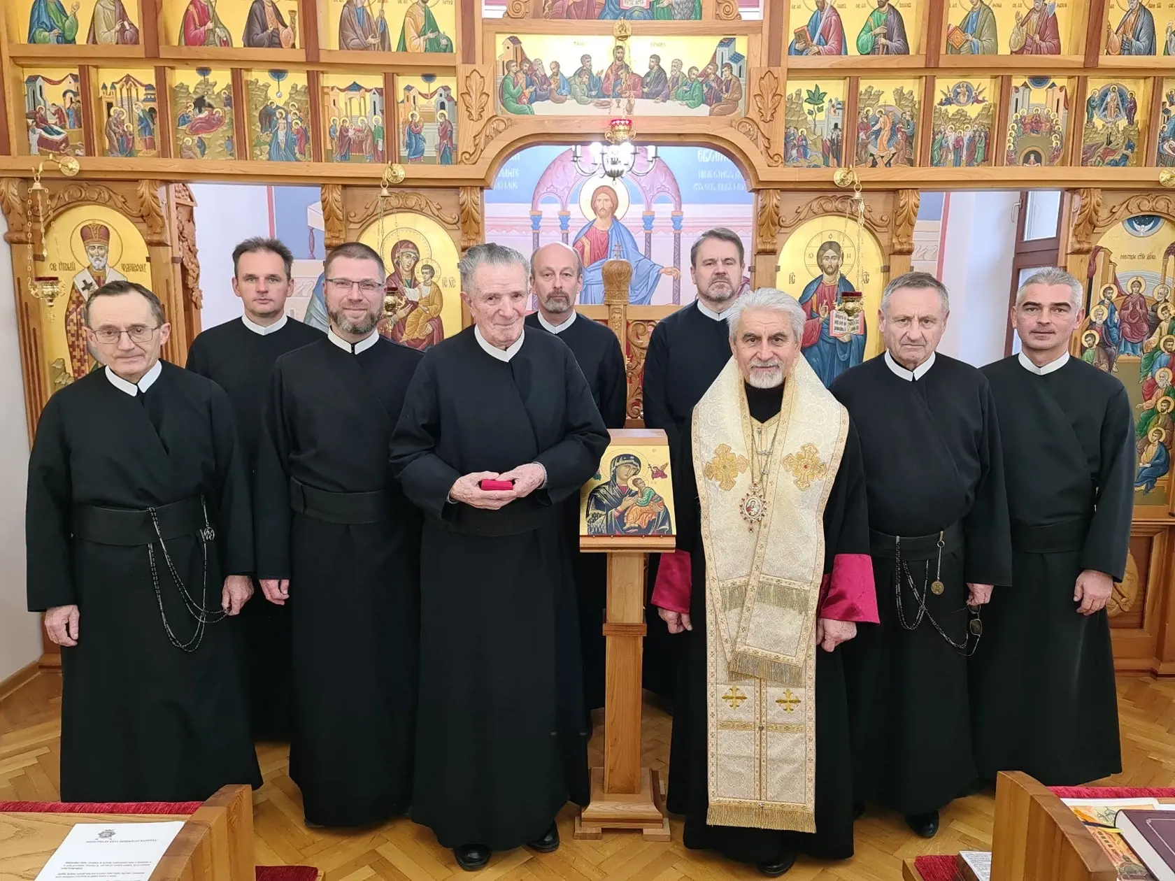 Pred ikonostasom  s jubilantom 93-ročným otcom Michalom Roškom po spoločne odslúženej liturgii v kláštornej kaplnke.