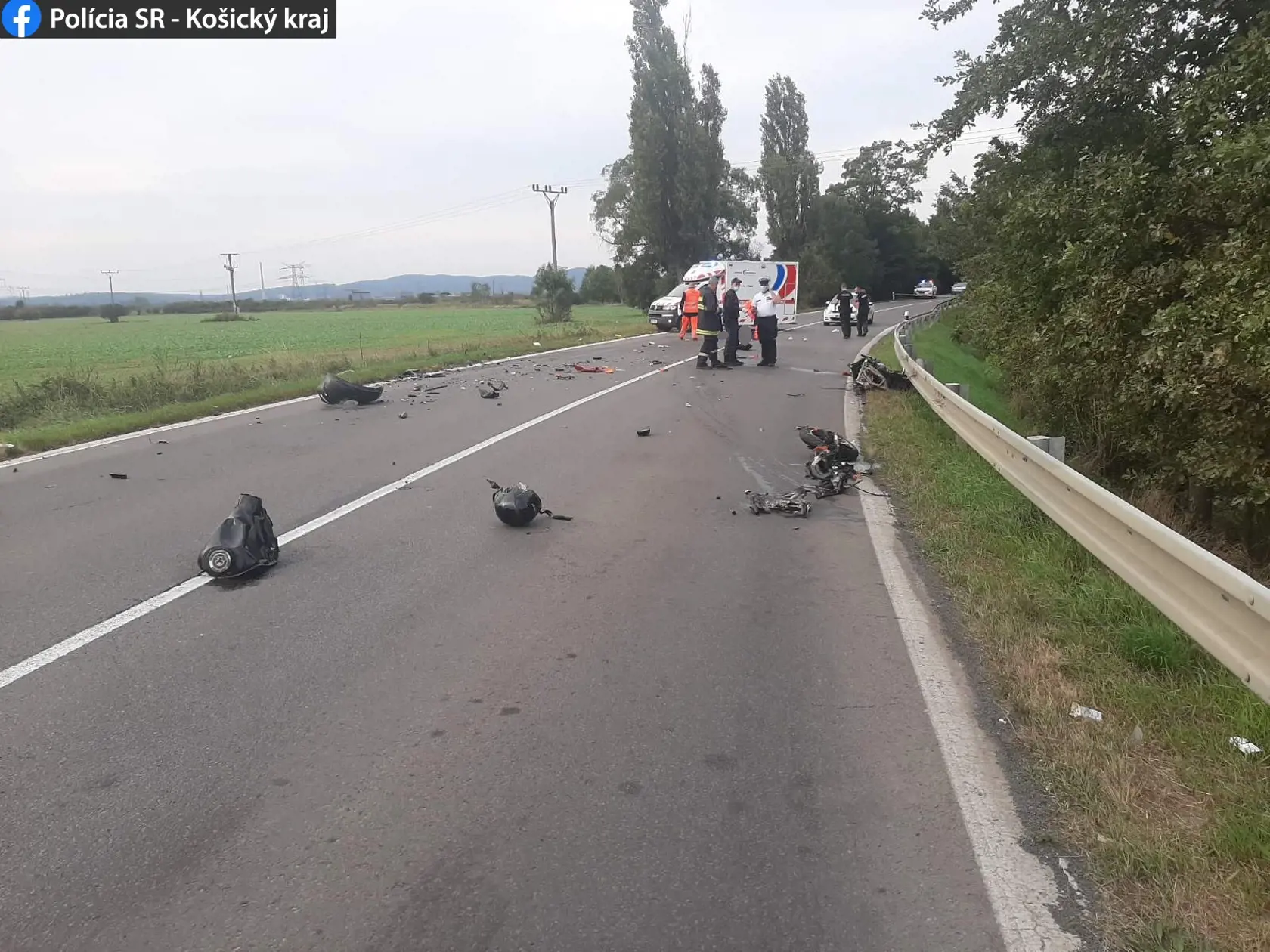 Trosky motorky boli rozmetané po celej ceste.