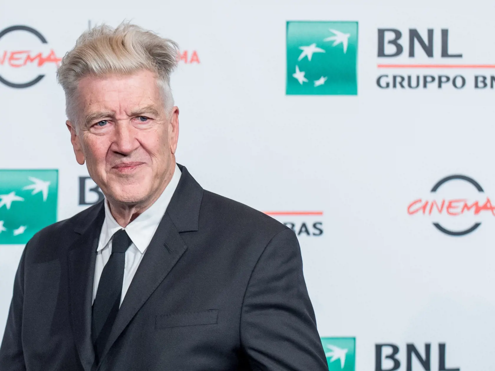 Mysteriózny seriál Mestečko Twin Peaks mal zaujímavú históriu. Prvá séria vznikla v roku 1990, na nátlak televízie ABC však musela byť totožnosť vraha odhalená už v polovici druhej série, čo však viedlo k výraznému poklesu sledovanosti a televízna spoločnosť nakrúcanie zastavila, hoci seriál získal 14 nominácií na cenu Emmy. Pod tlakom médií a nespokojných divákov režisér David Lynch (foto) natočil celovečerný film Twin Peaks, ktorého dej predchádzal seriálu.