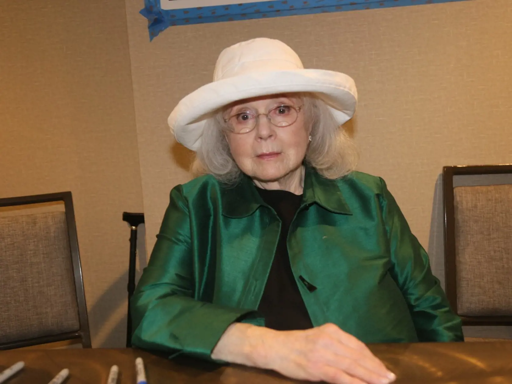 Piper Laurie (88) má poľských a ruských predkov. V autobiografii uvádza, že sa narodila v jednoizbovom byte a detstvo prežila so staršou sestrou v detskom domove, ktorý obe nenávideli. V roku 1962 sa vydala za filmového kritika a novinára Joea Morgensterna. Presťahovali sa do Woodstocku v štáte New York, v roku 1071 si adoptovali dcéru Anne Grace a v roku 1982 sa rozviedli. Po rozvode sa vrátila do Hollywoodu. Trikrát bola nominovaná na Oscara.