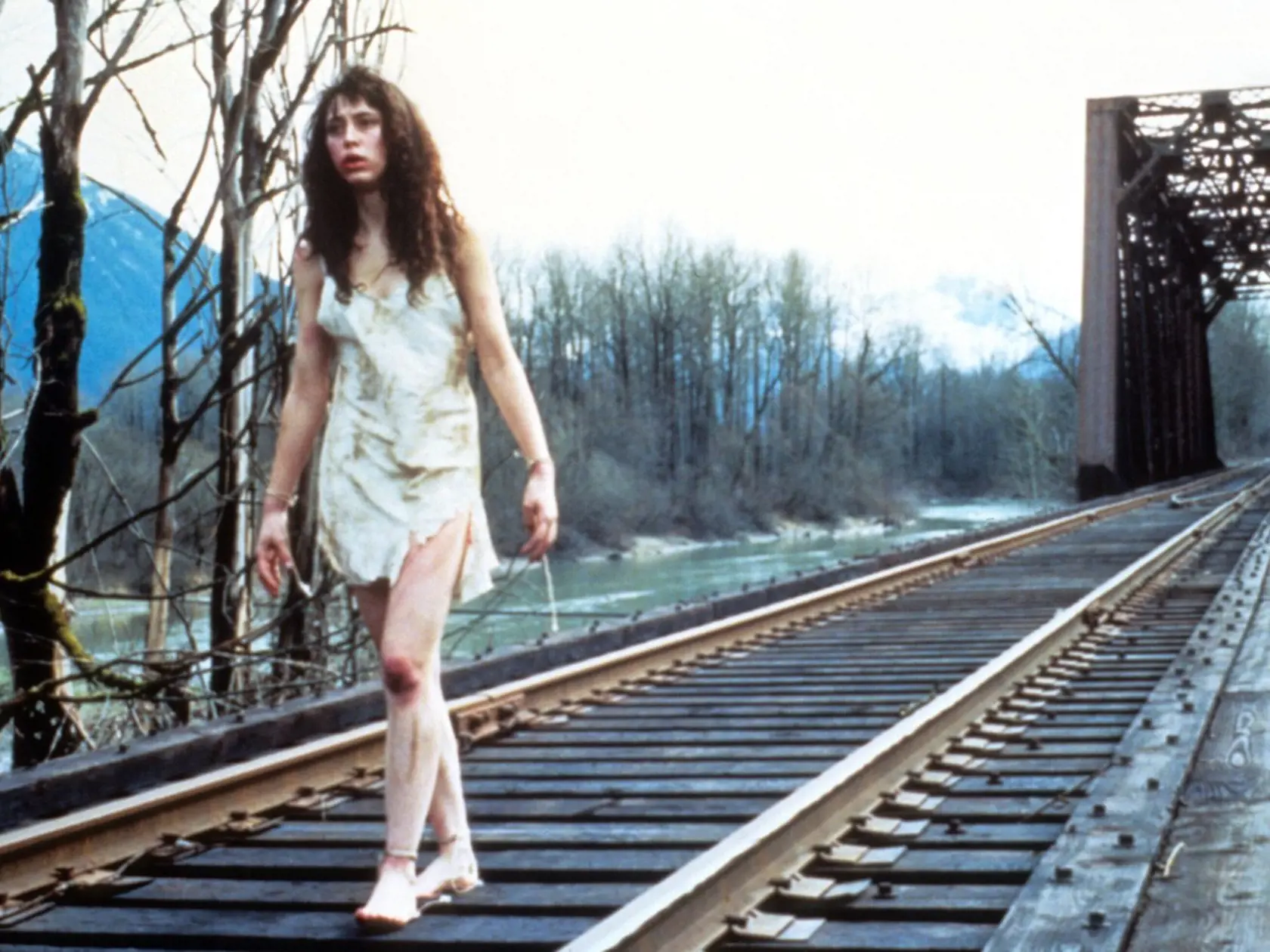 Phoebe Augustine v úhole Ronette Pulaski, Laurinej spolužiačky, ktorá prežila útok vraha. Phoebe Augustine (53), vlastným menom Phoebe Ellen Ceresia, účinkovala v seriáli a vo filme Twin Peaks, v seriáloch Elvira Show a Frannie´s Turn, vo filmoch Plain Clothes, Vraždy čiernej vdovy a Mulholland Drive. Vie sa o nej iba to, že s manželom Stephenom majú hudobnú skupinu. V roku 2015 prijala pozvanie na Twin Peaks Festival, kde sa okamžite stala stredobodom záujmu.