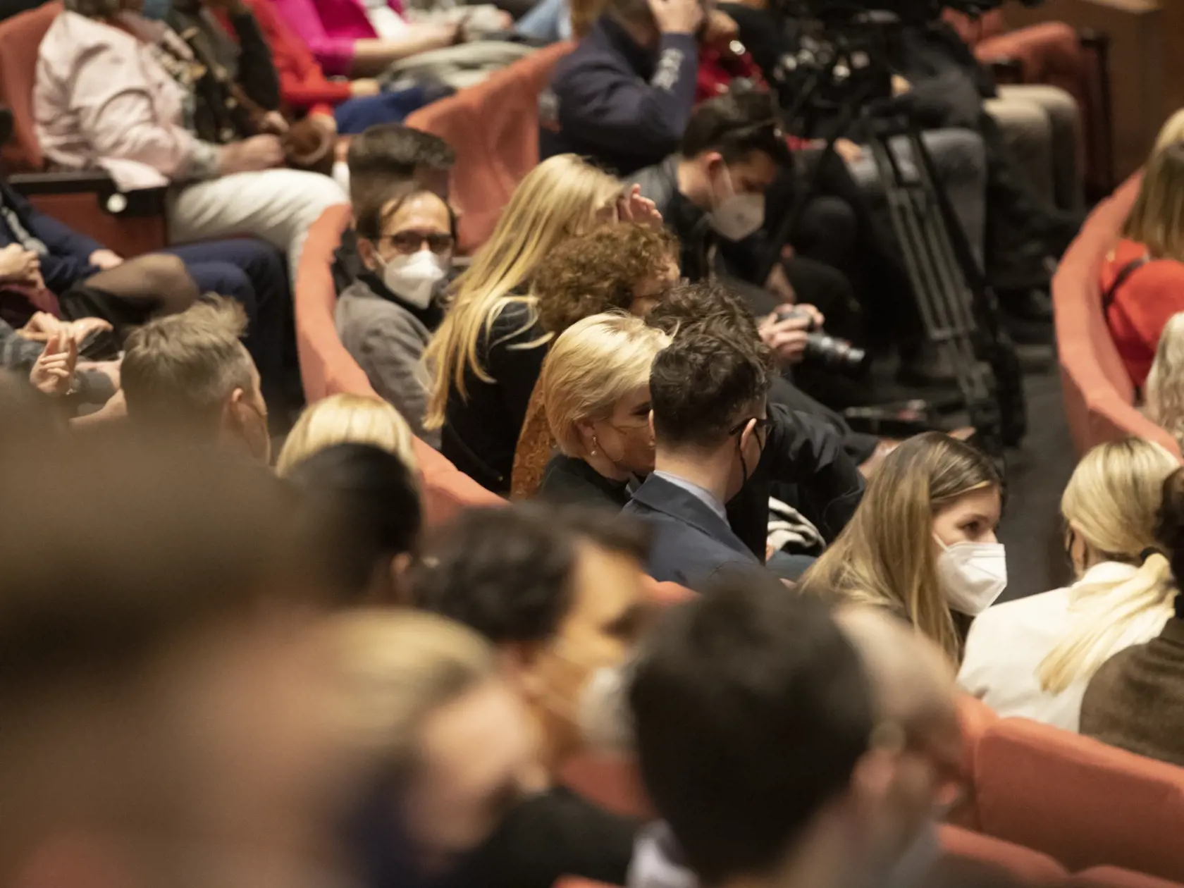 Emma Čaputová v hľadisku SND. V marci si bola vypočuť diskusiu mamy, prezidentky SR Zuzany Čaputovej.